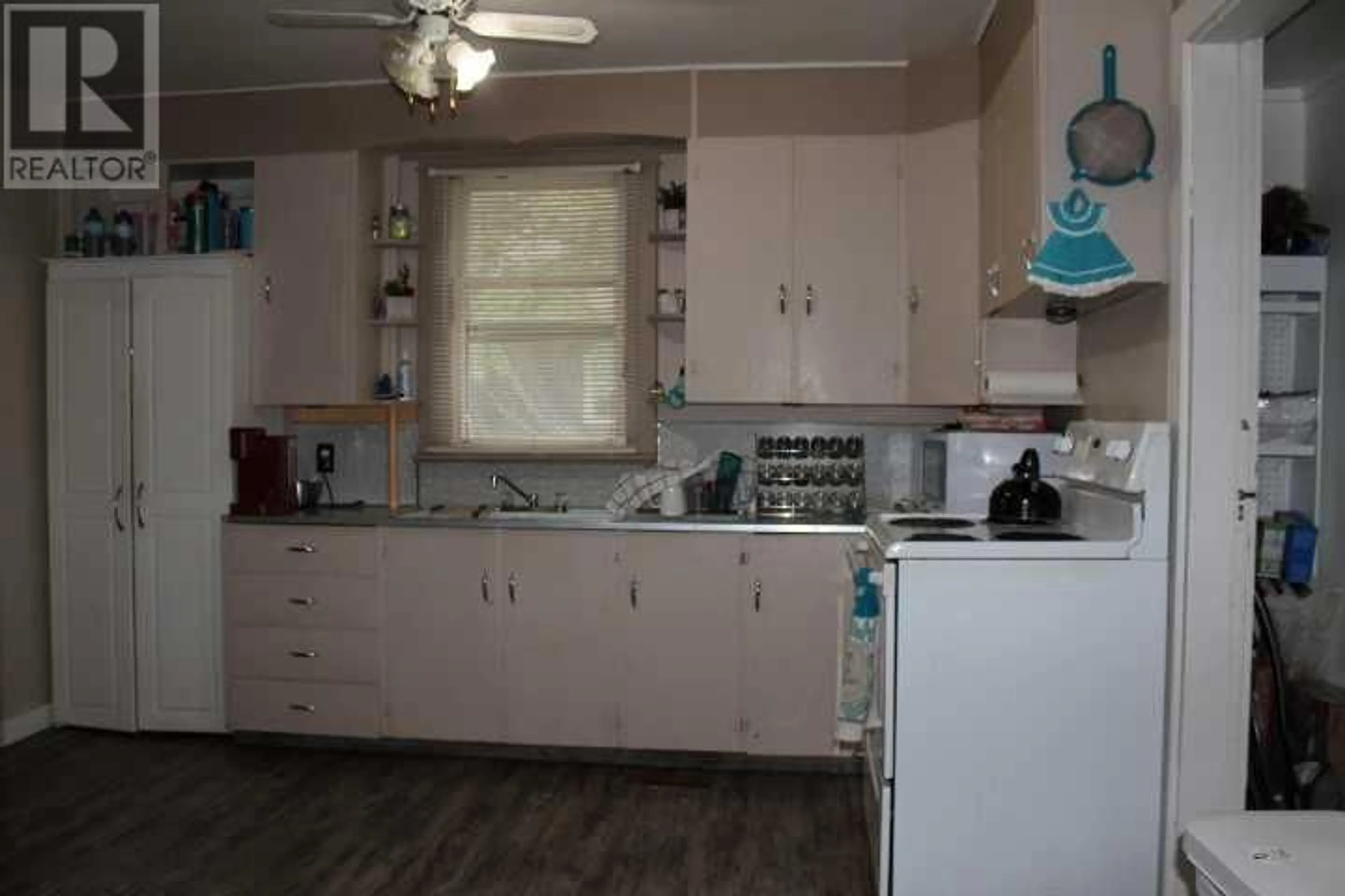 Kitchen for 401 2 Street W, Bow Island Alberta T0K0G0