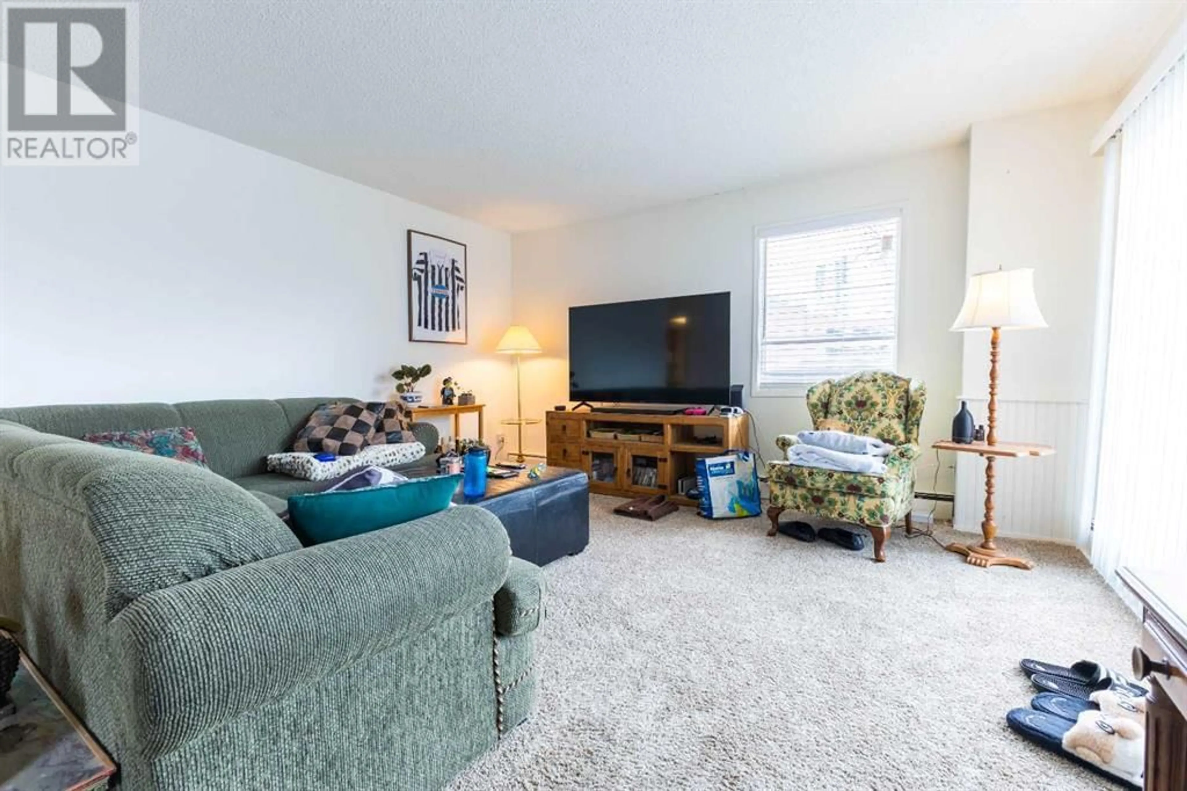 Living room for 205 235 15 Avenue SW, Calgary Alberta T2R0P6
