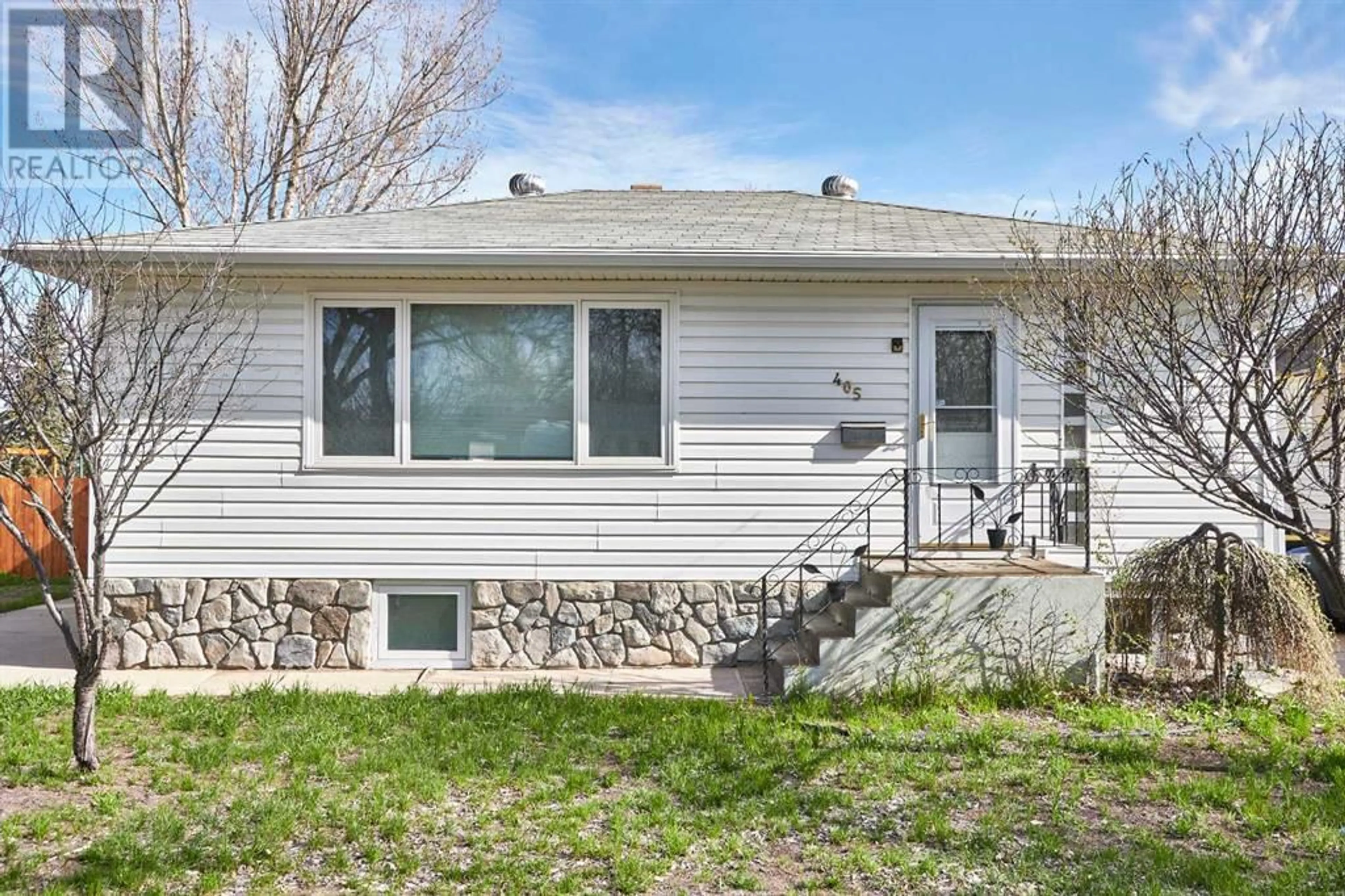 Frontside or backside of a home for 405 Broadway Avenue E, Redcliff Alberta T0J2P0