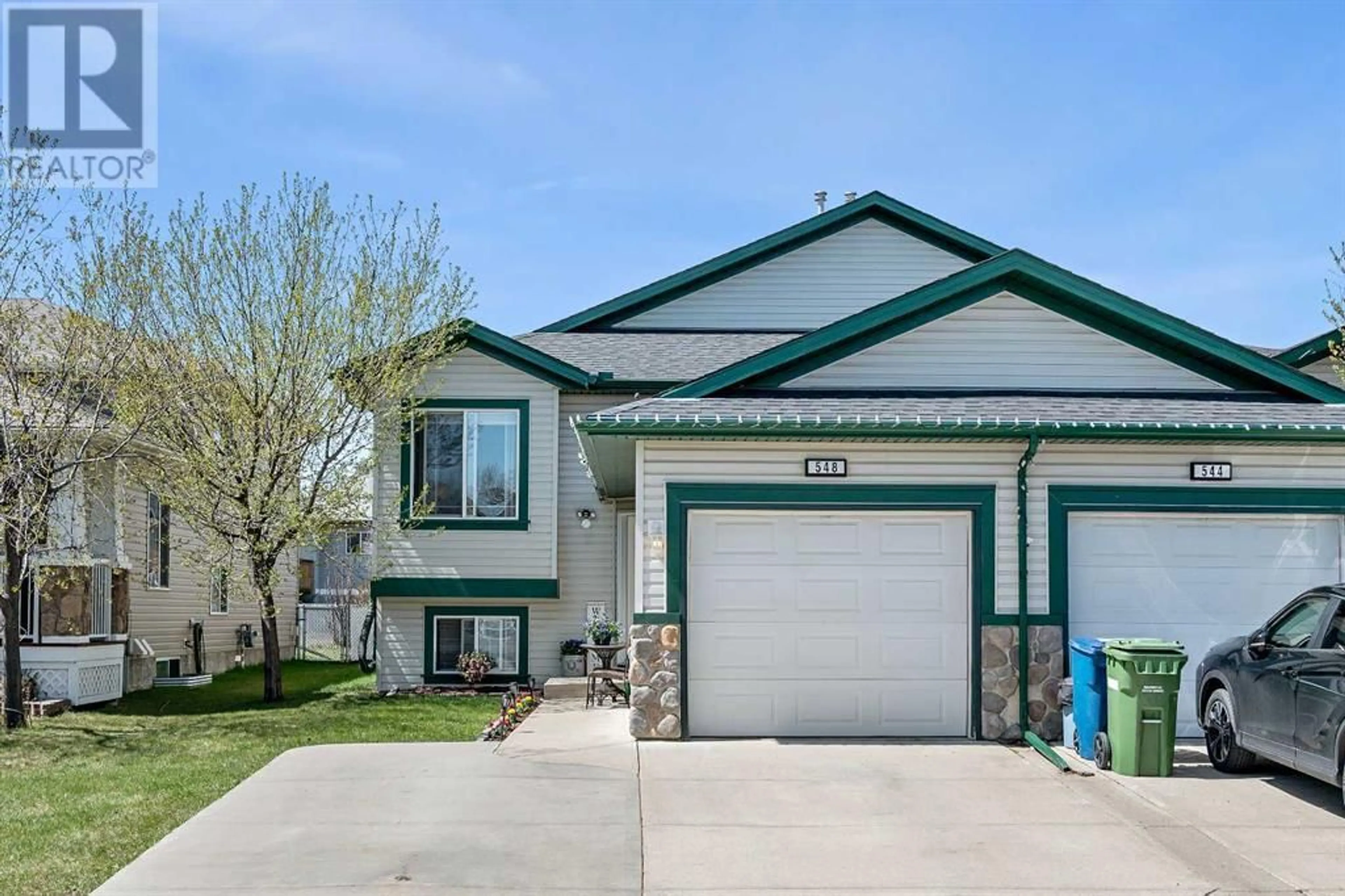 A pic from exterior of the house or condo for 548 Stonegate Way NW, Airdrie Alberta T4B3E1