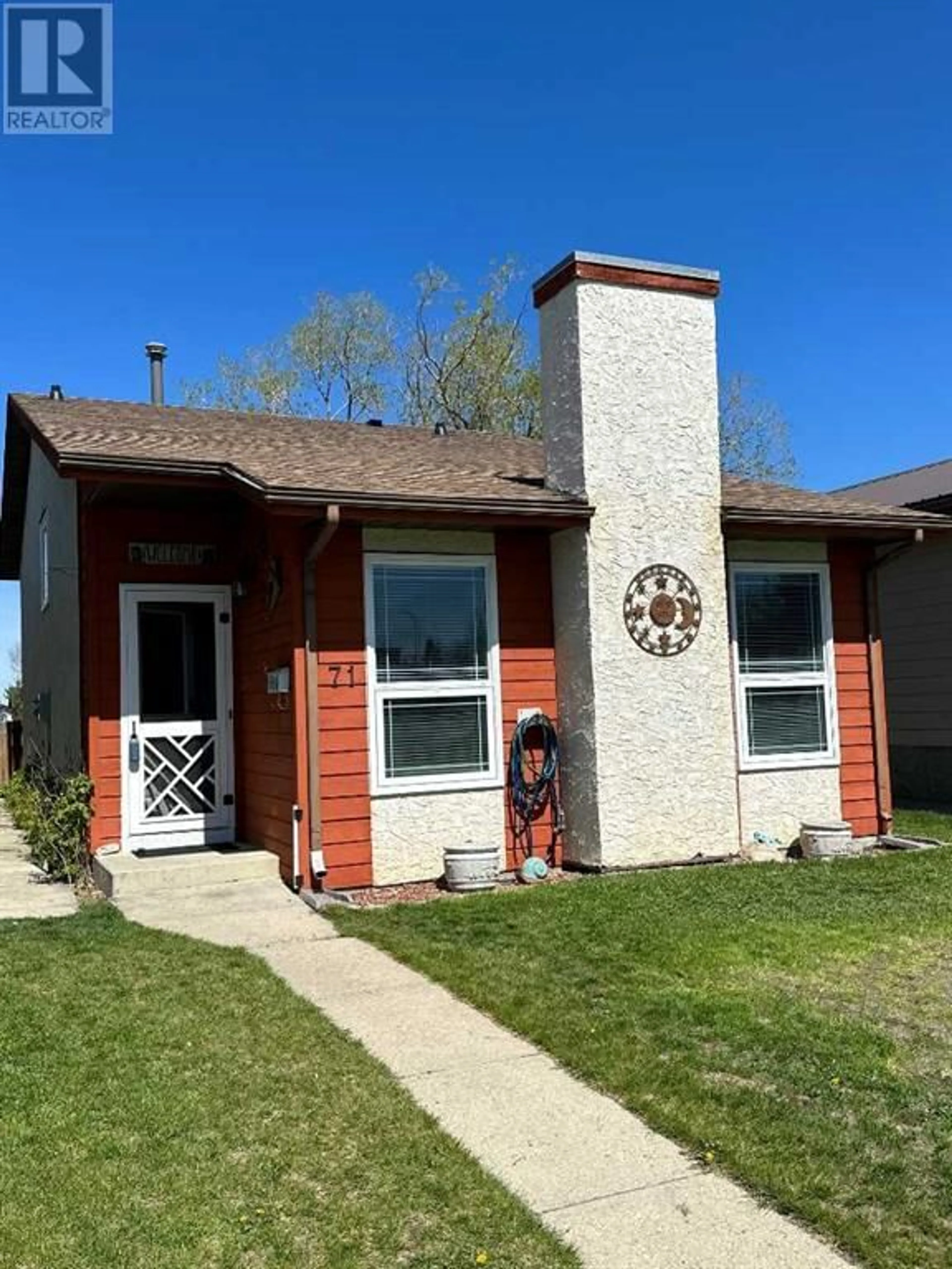 Frontside or backside of a home for 71 Princeton Crescent W, Lethbridge Alberta T1K4S5