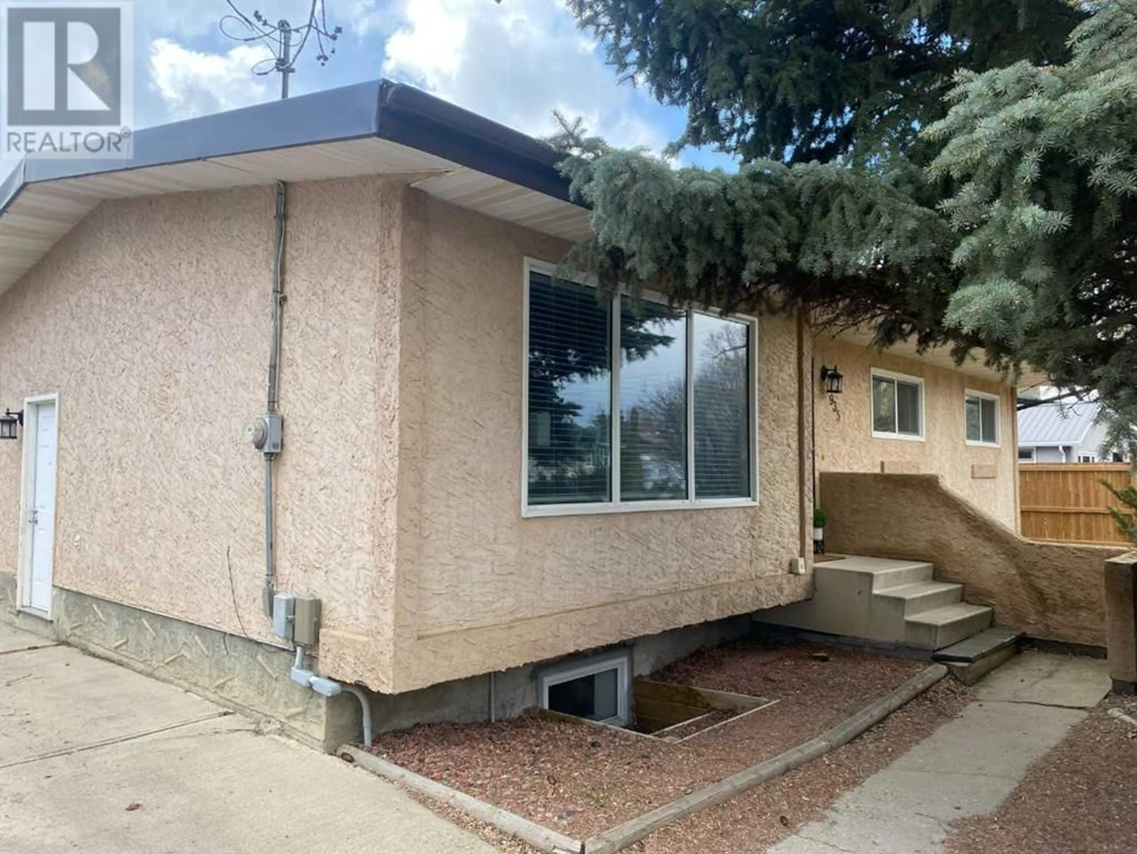 A pic from exterior of the house or condo for 935 20 Avenue, Coaldale Alberta T1M1B3