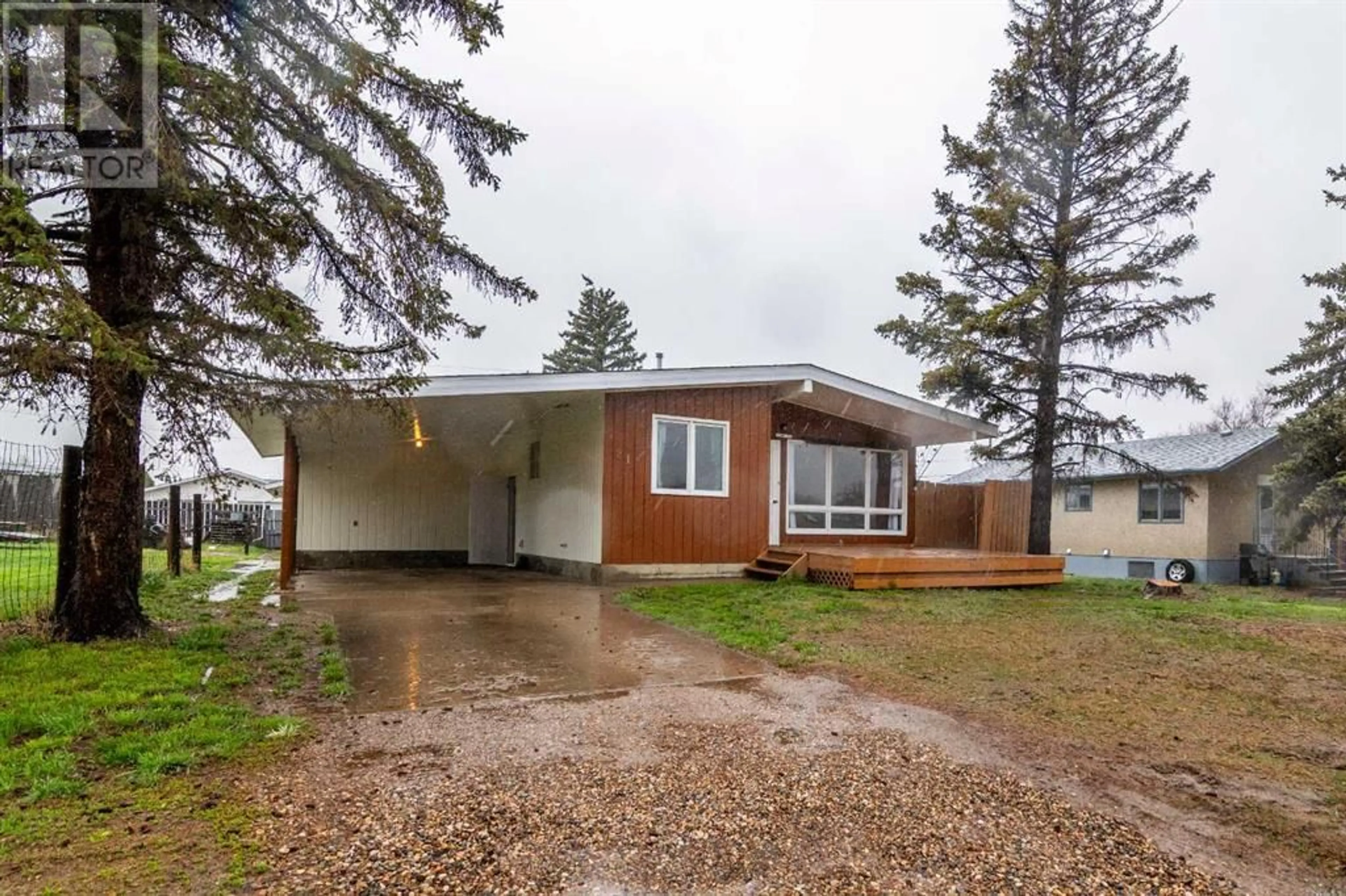 Cottage for 21 2 Street NE, Redcliff Alberta T0J2P0