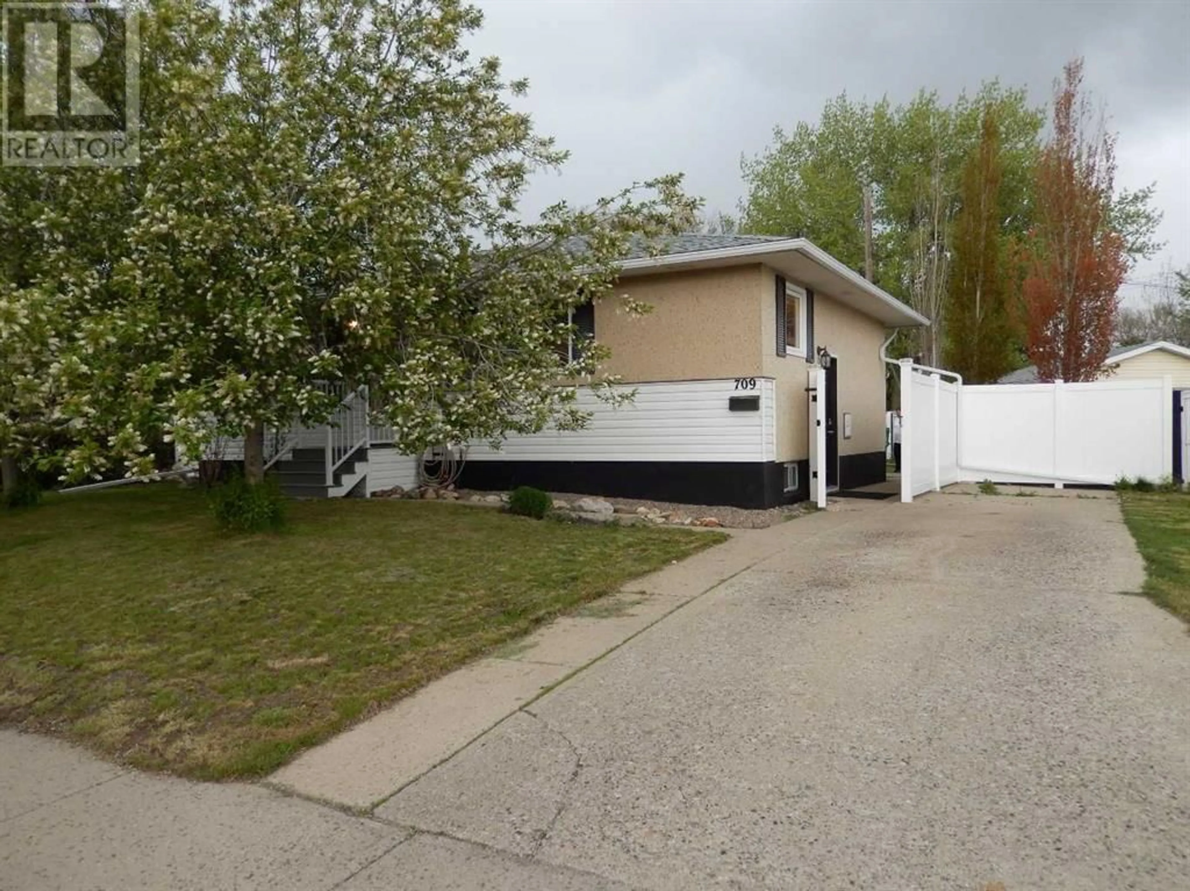 Frontside or backside of a home for 709 7 Street N, Lethbridge Alberta T1H1Y6