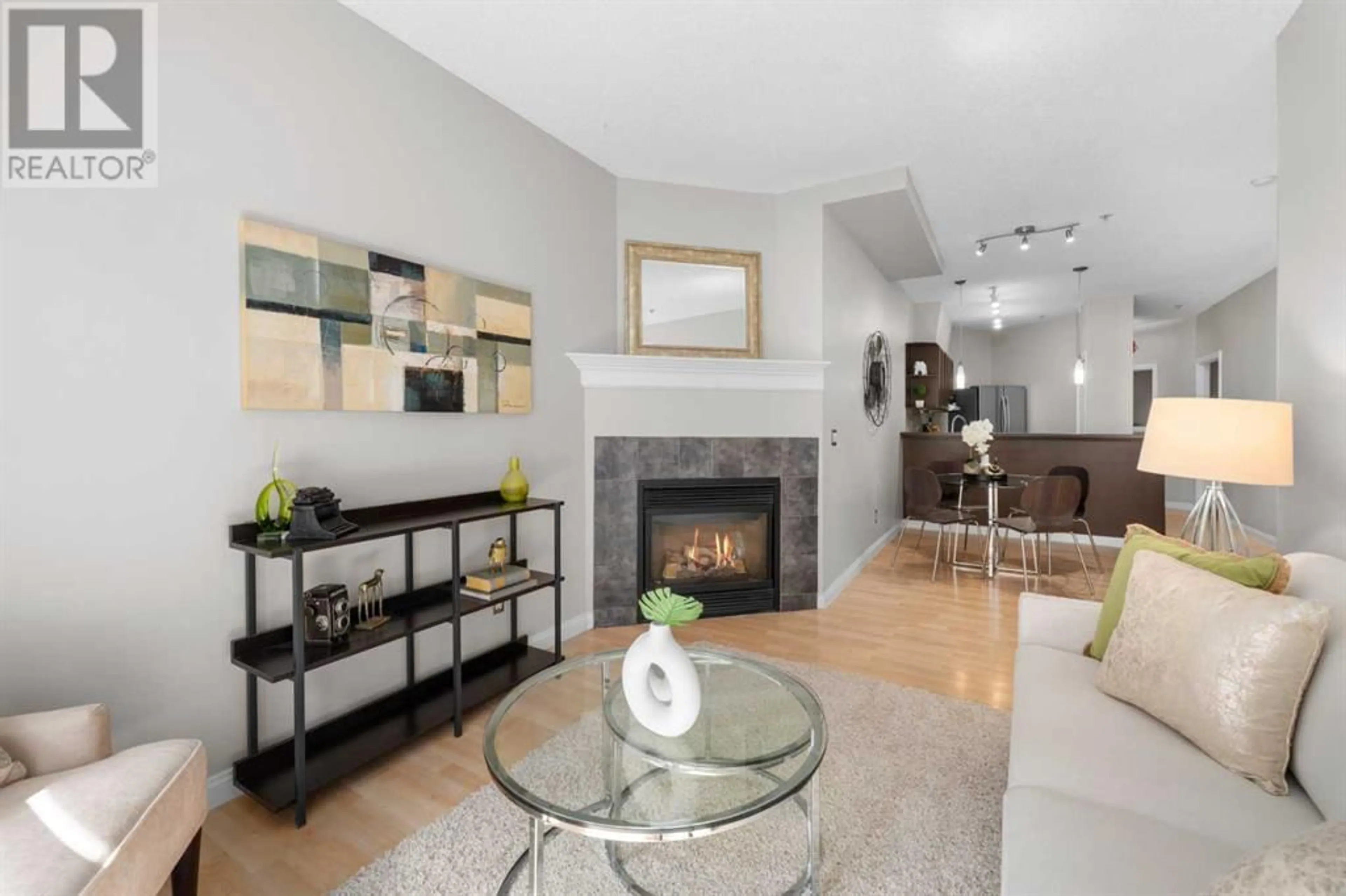 Living room for 307 923 15 Avenue SW, Calgary Alberta T2R0S2