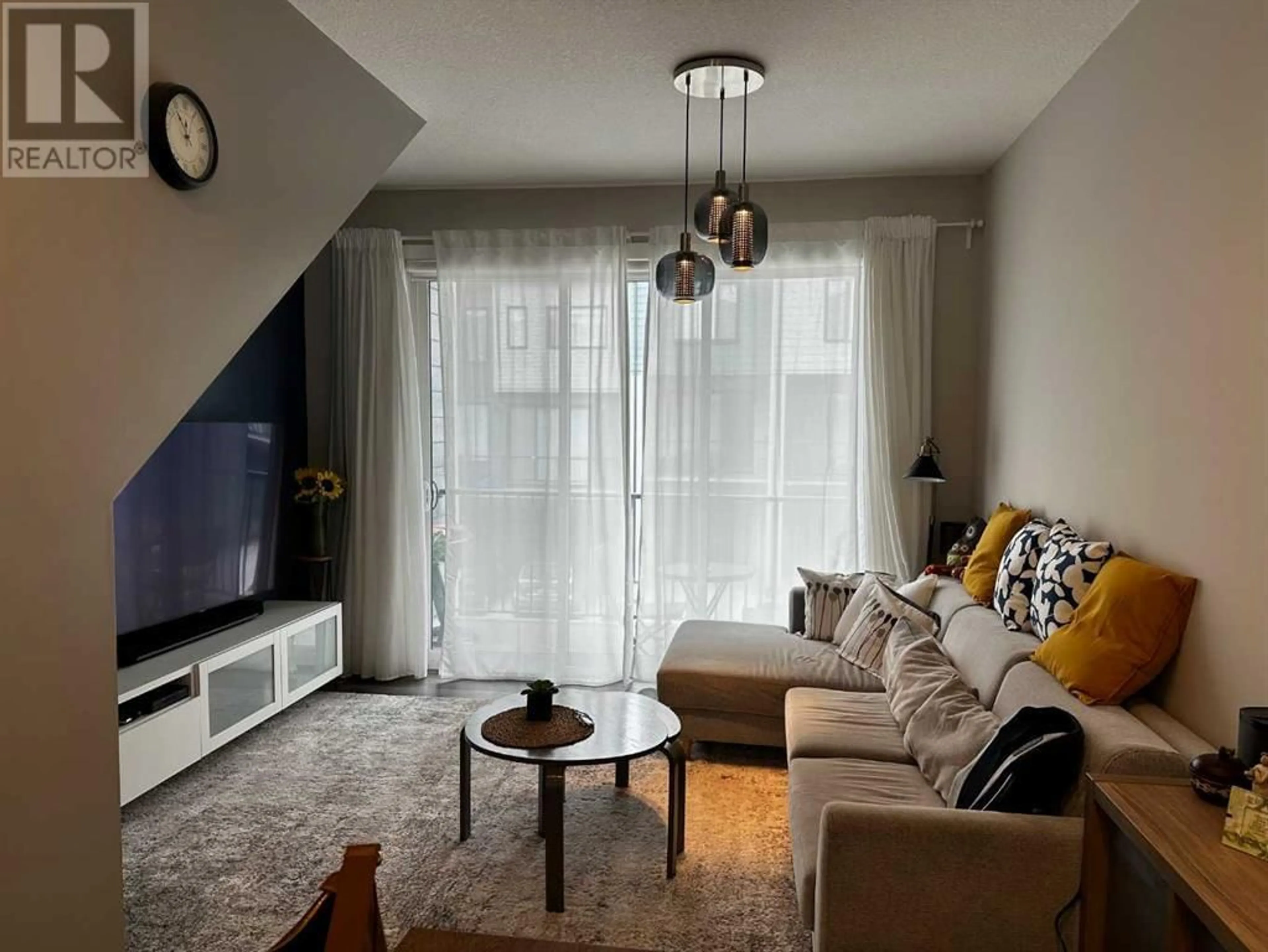 Living room for 315 Evanscrest Square NW, Calgary Alberta T3P1S2