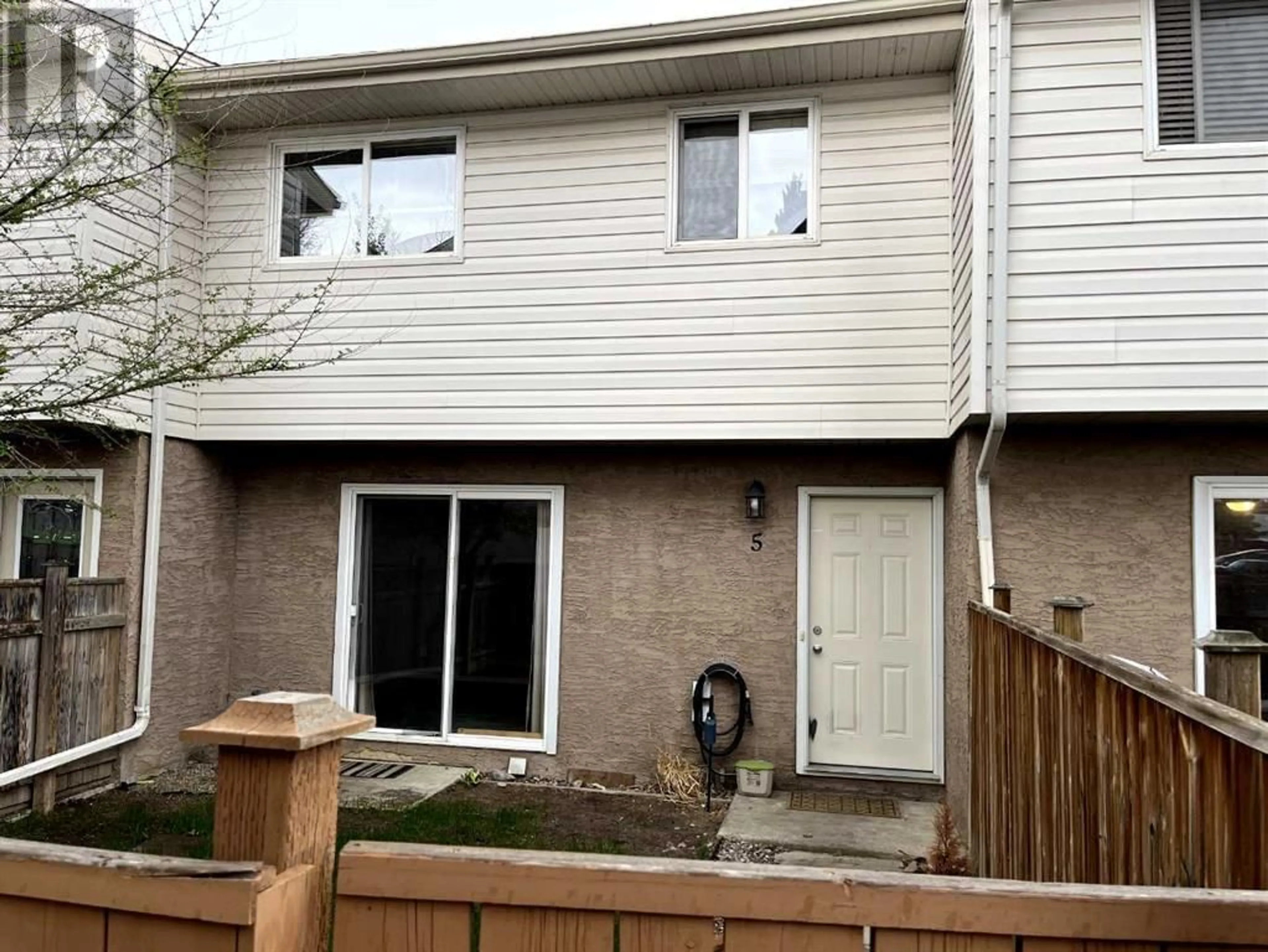 A pic from exterior of the house or condo for 5 1915 18 Avenue N, Lethbridge Alberta T1H4V6
