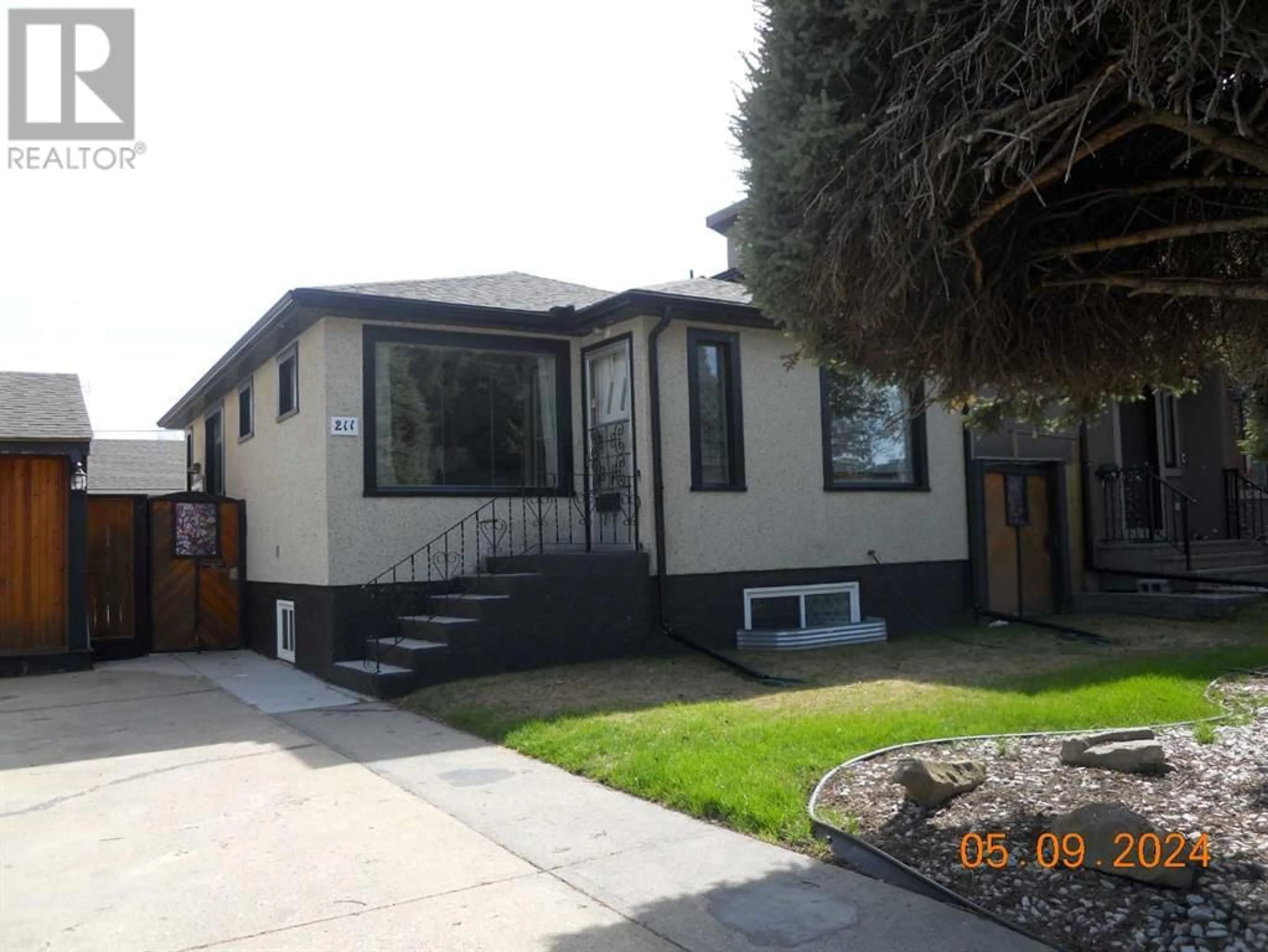 A pic from exterior of the house or condo for 211 22 Avenue NE, Calgary Alberta T2E1T6