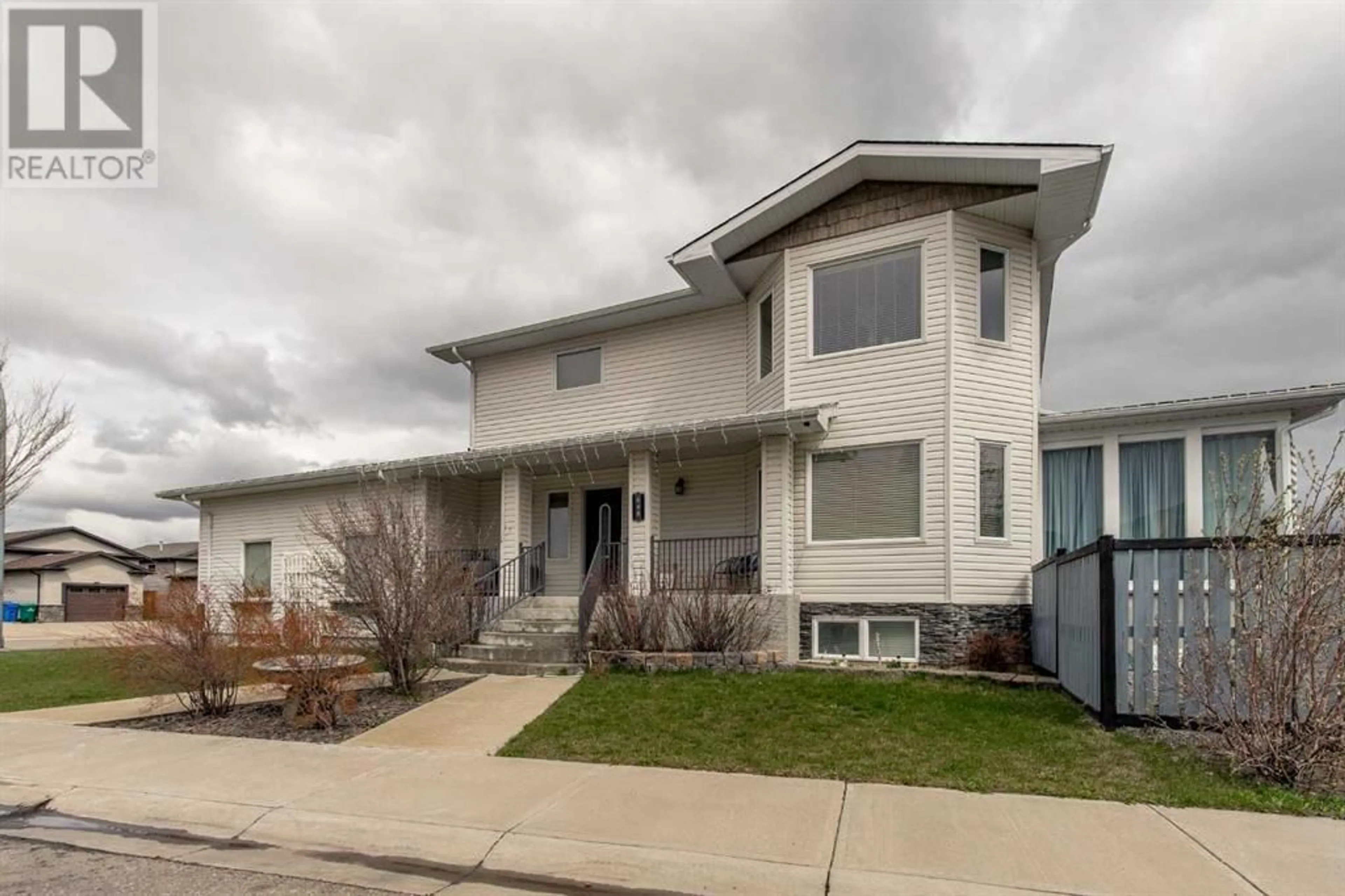 Frontside or backside of a home for 648 Aberdeen Crescent W, Lethbridge Alberta T1J5A9