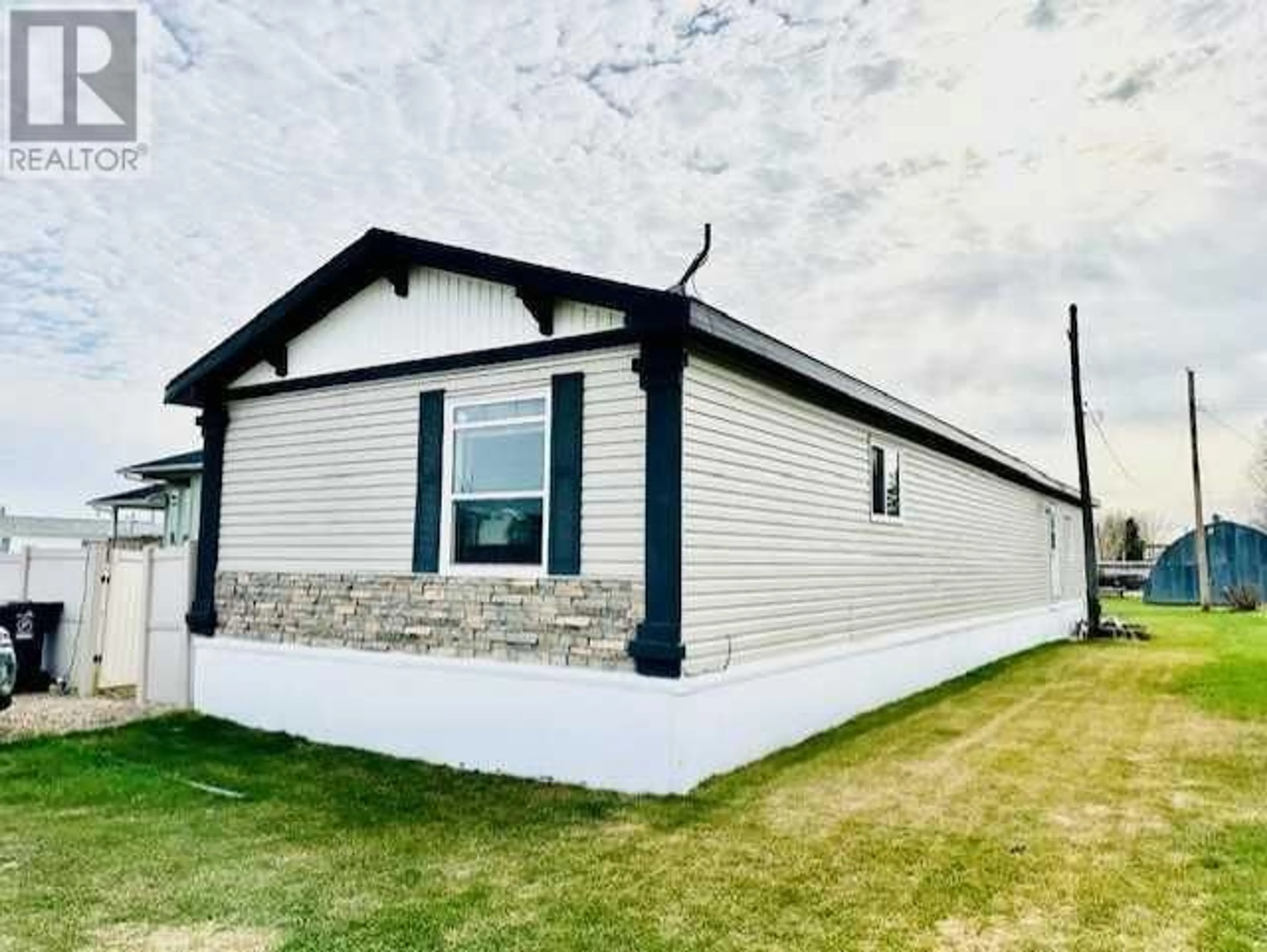 Home with vinyl exterior material for 4916 50 Street, Islay Alberta T0B2J0