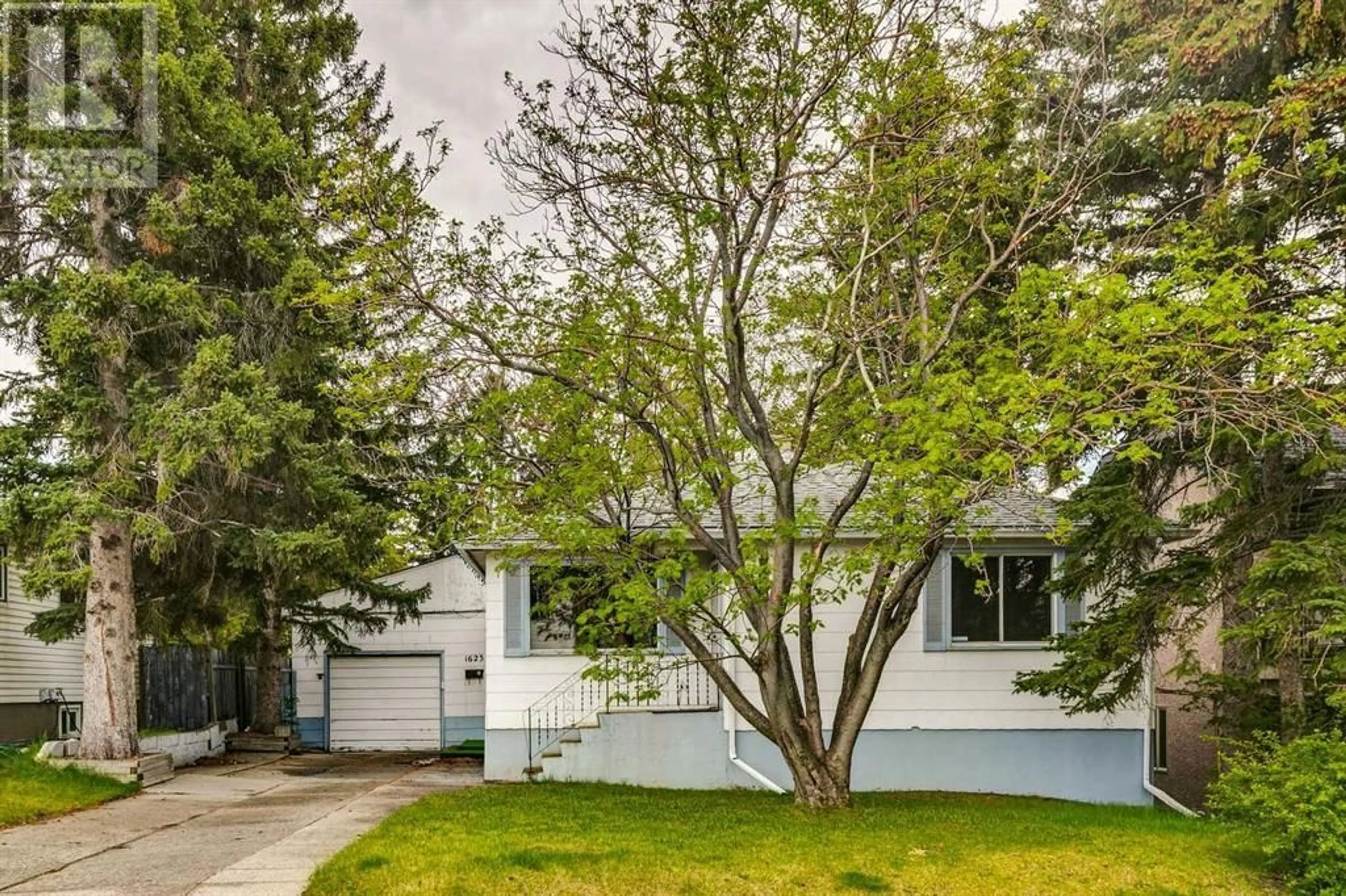 Outside view for 1623 21 Avenue NW, Calgary Alberta T2M1M2