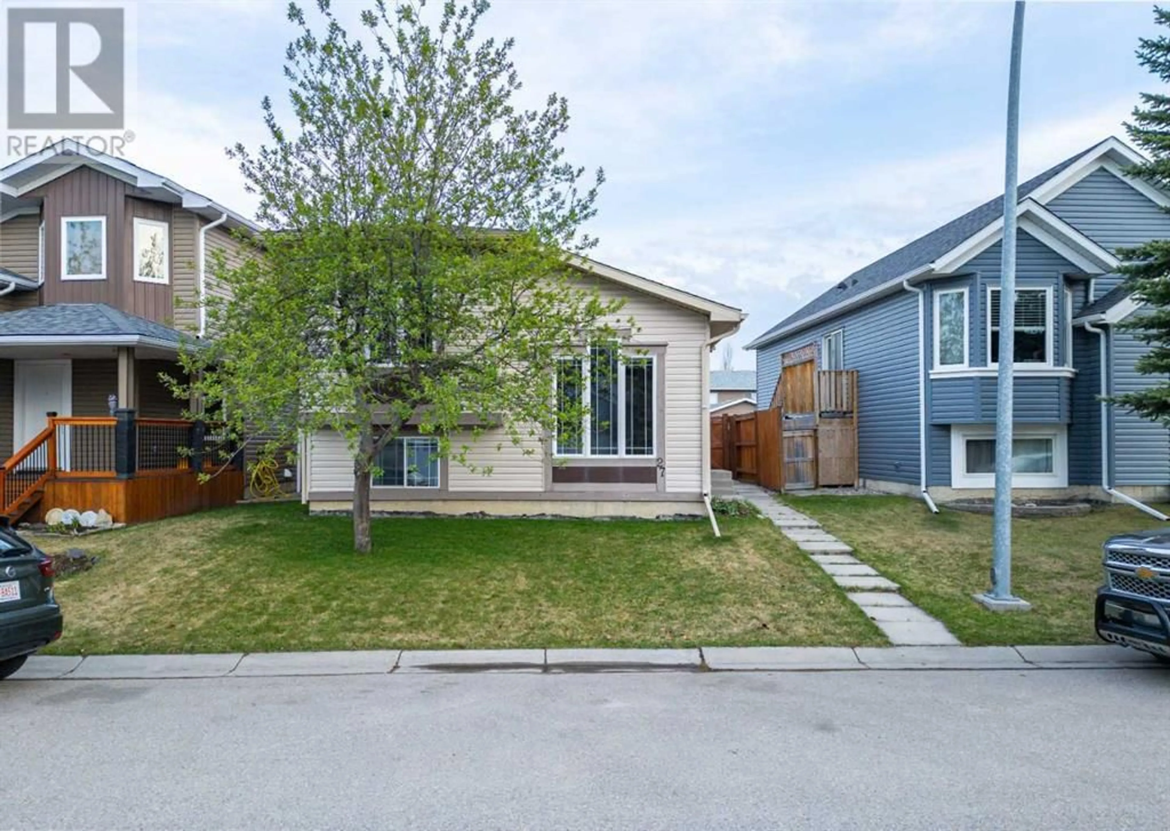 Frontside or backside of a home for 27 Somerside Manor SW, Calgary Alberta T2Y3G5