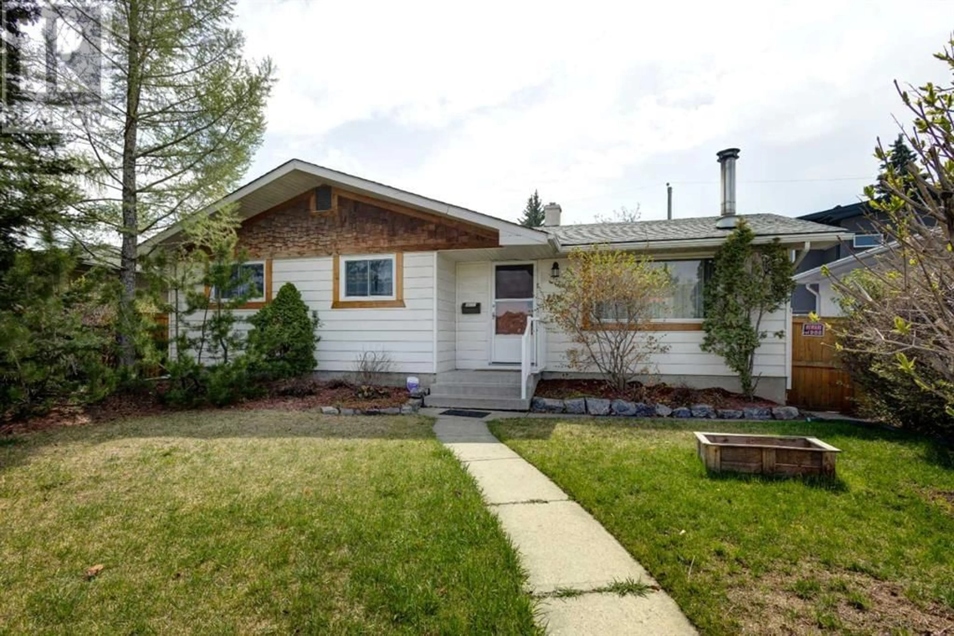 Frontside or backside of a home for 5011 Waverley Drive SW, Calgary Alberta T3C2P6