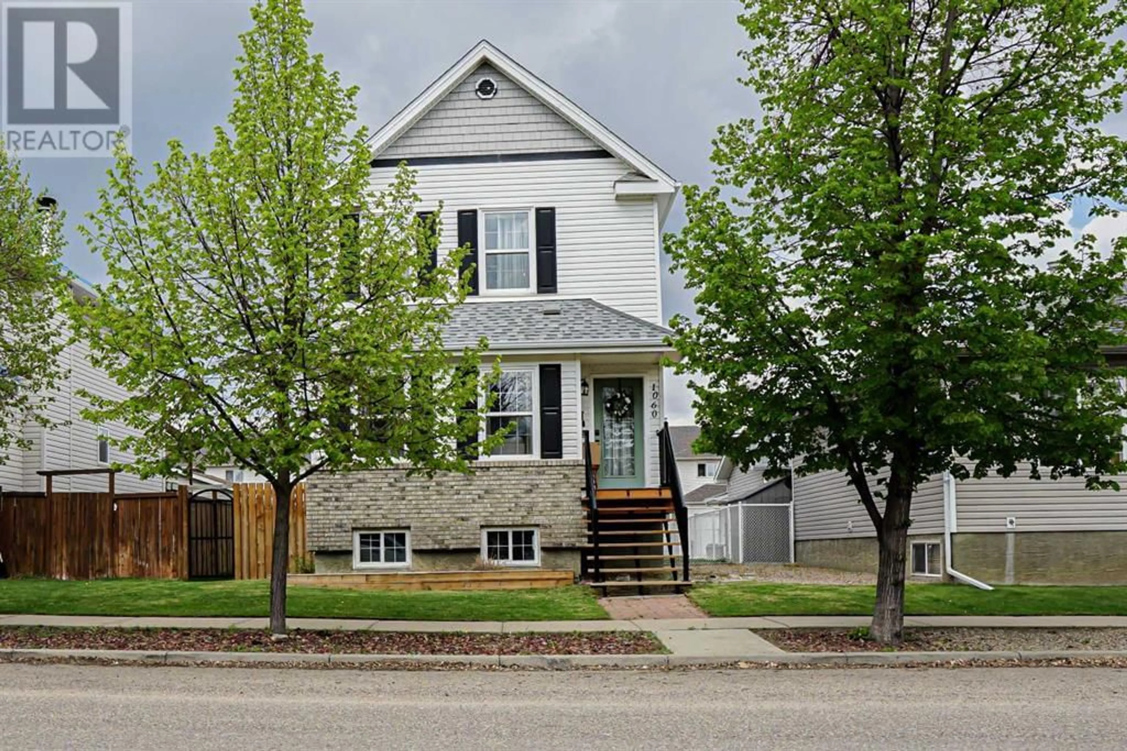 Frontside or backside of a home for 1060 5 Street SE, Medicine Hat Alberta T1A8T5