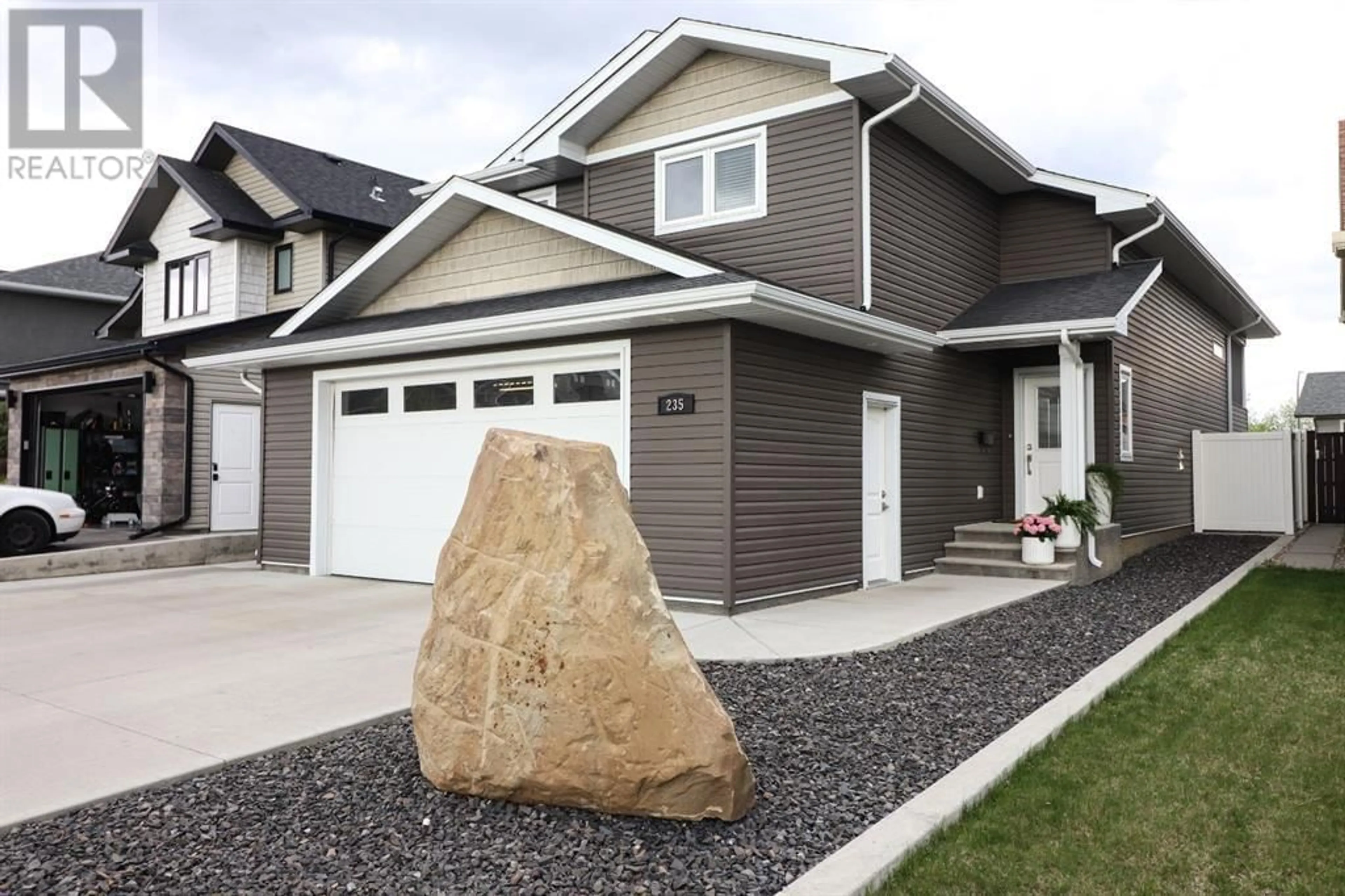 Home with vinyl exterior material for 235 Sterling Crescent SE, Medicine Hat Alberta T1B0P7