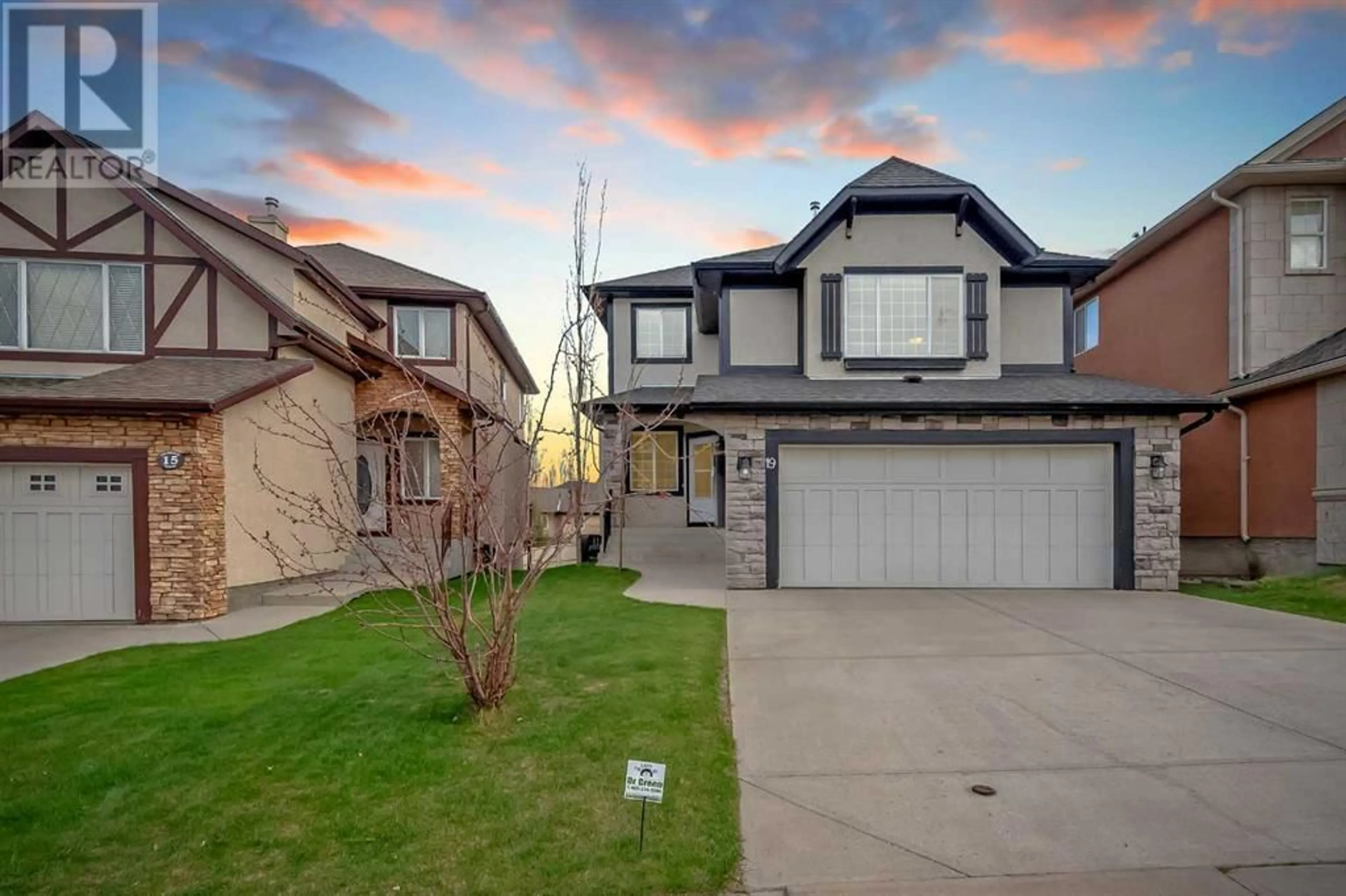 Frontside or backside of a home for 19 Sherwood Circle NW, Calgary Alberta T3R1R2