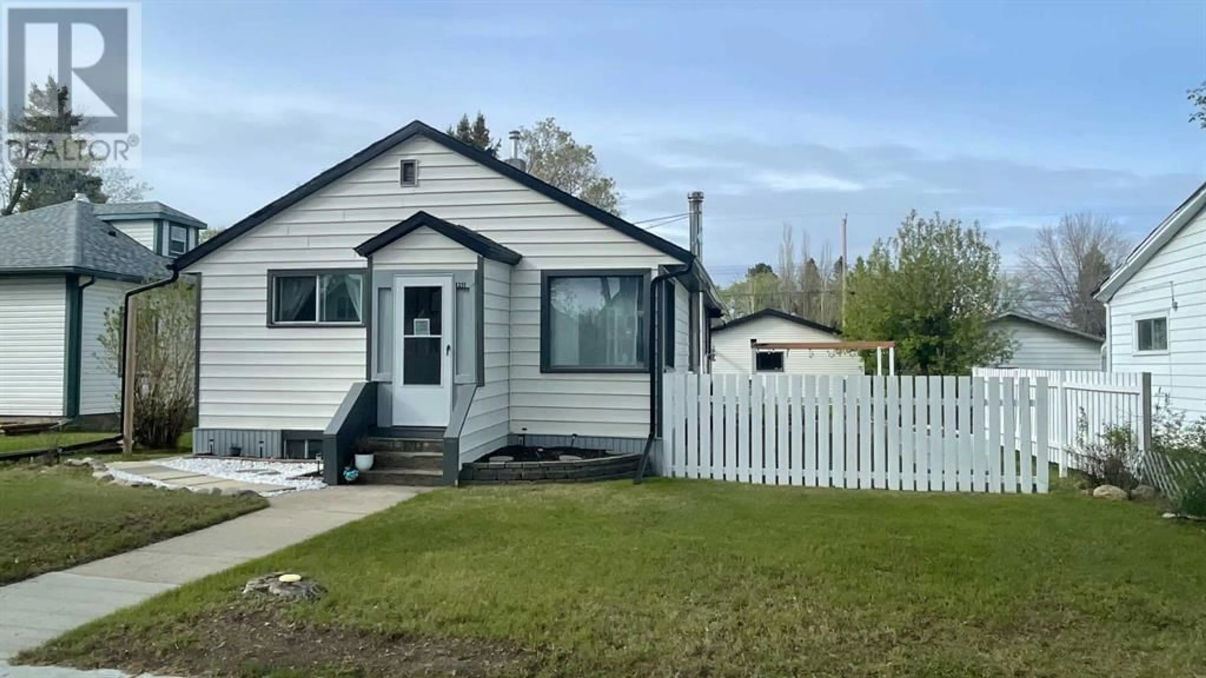Cottage for 1211 3 Avenue, Wainwright Alberta T9W1G8