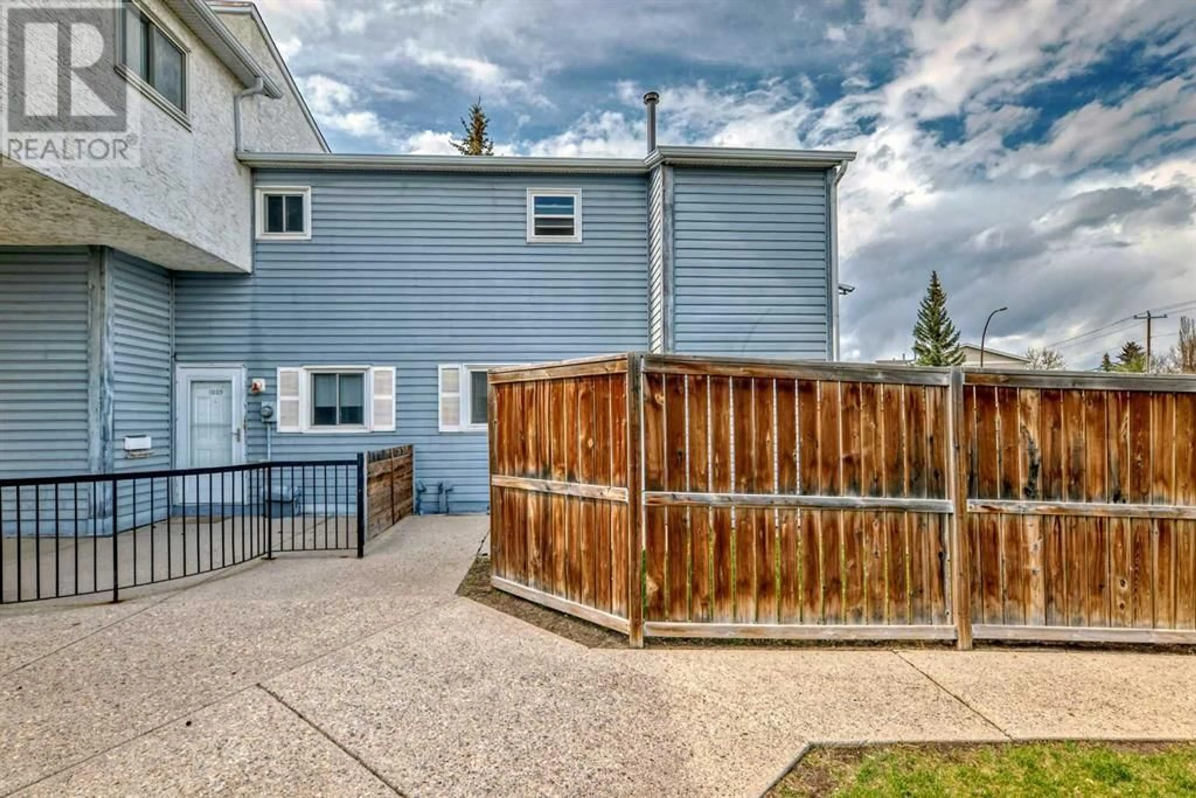 Fenced yard for 1006 390 Falconridge Crescent NE, Calgary Alberta T3J1H4