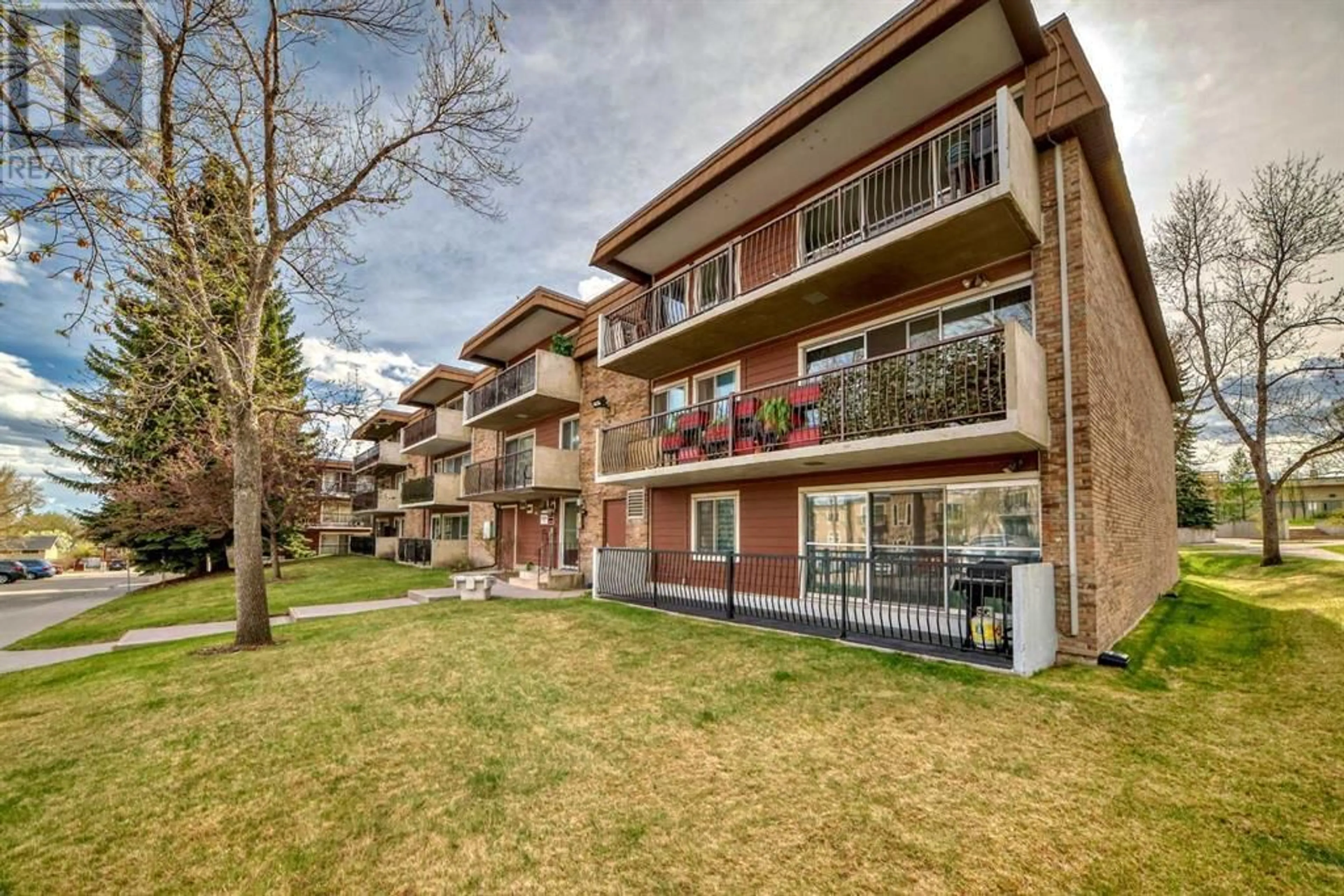 A pic from exterior of the house or condo for 88E 231 Heritage Drive SE, Calgary Alberta T2H1N1