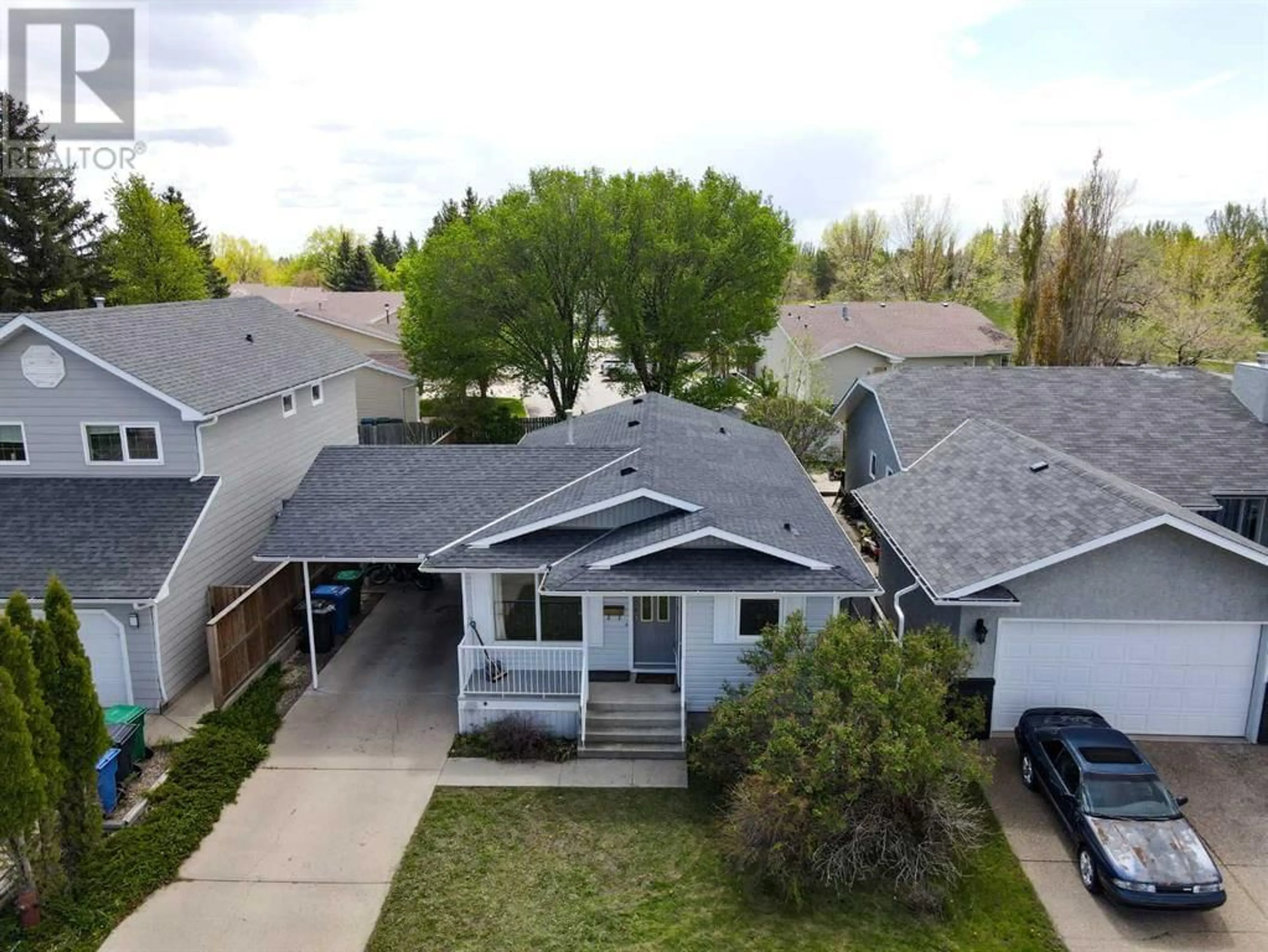 Frontside or backside of a home for 10 Kootenay Place W, Lethbridge Alberta T1K6V6