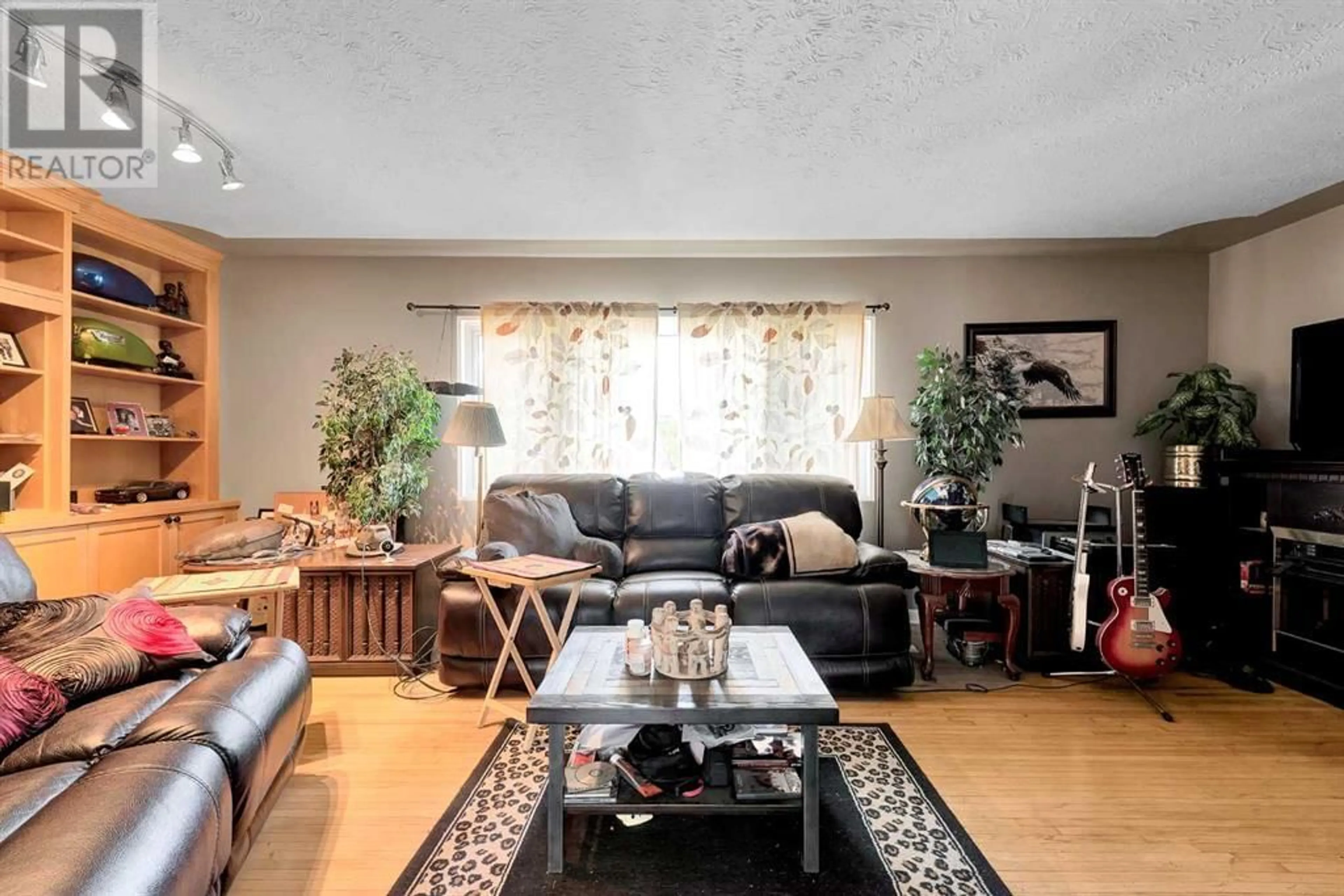 Living room for 372 Northmount Drive NW, Calgary Alberta T2K3H3
