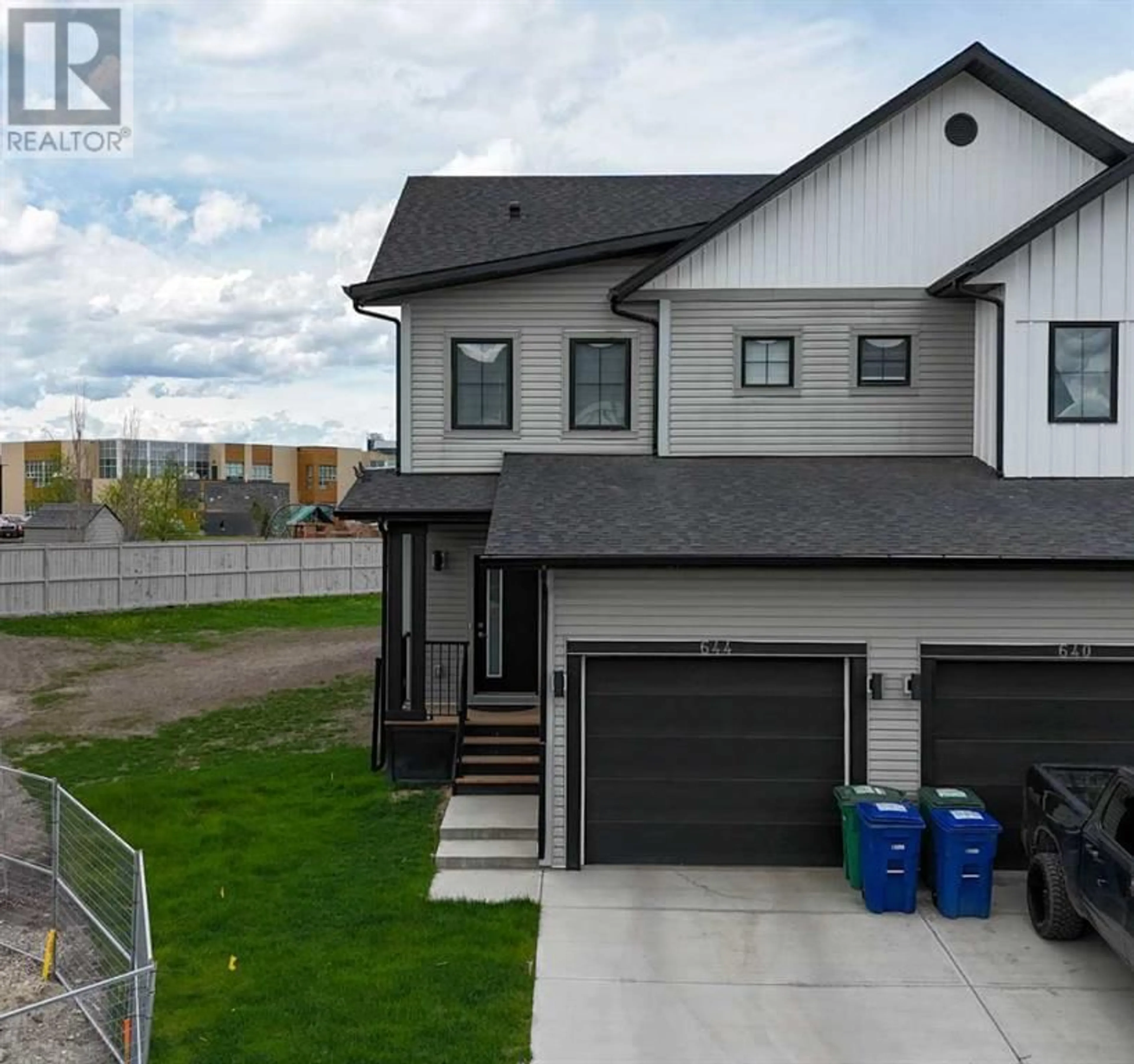 Frontside or backside of a home for 644 Southpoint Heath SW, Airdrie Alberta T4B5H7