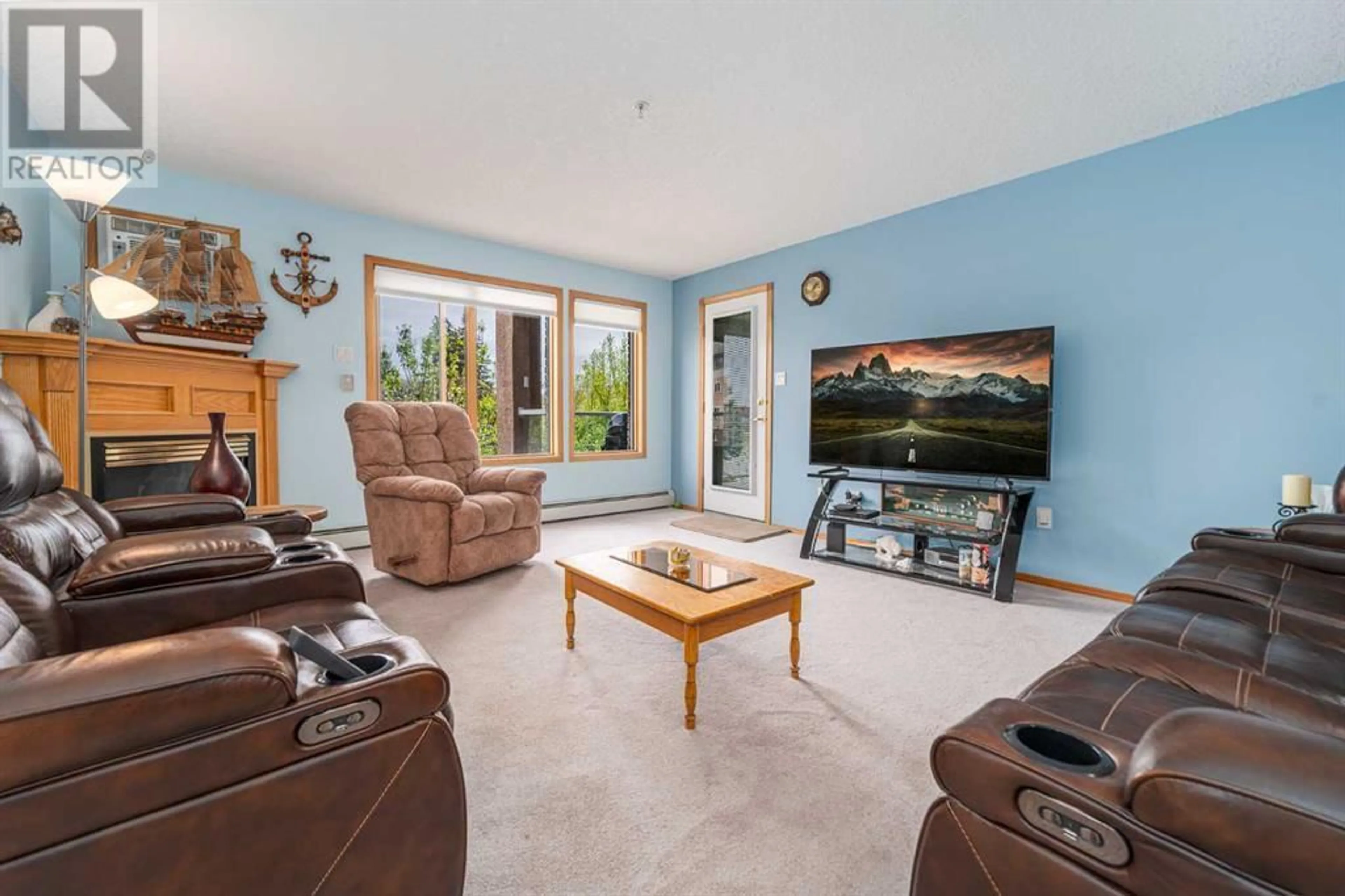 Living room for 208 100 2 Avenue S, Lethbridge Alberta T1J0B5