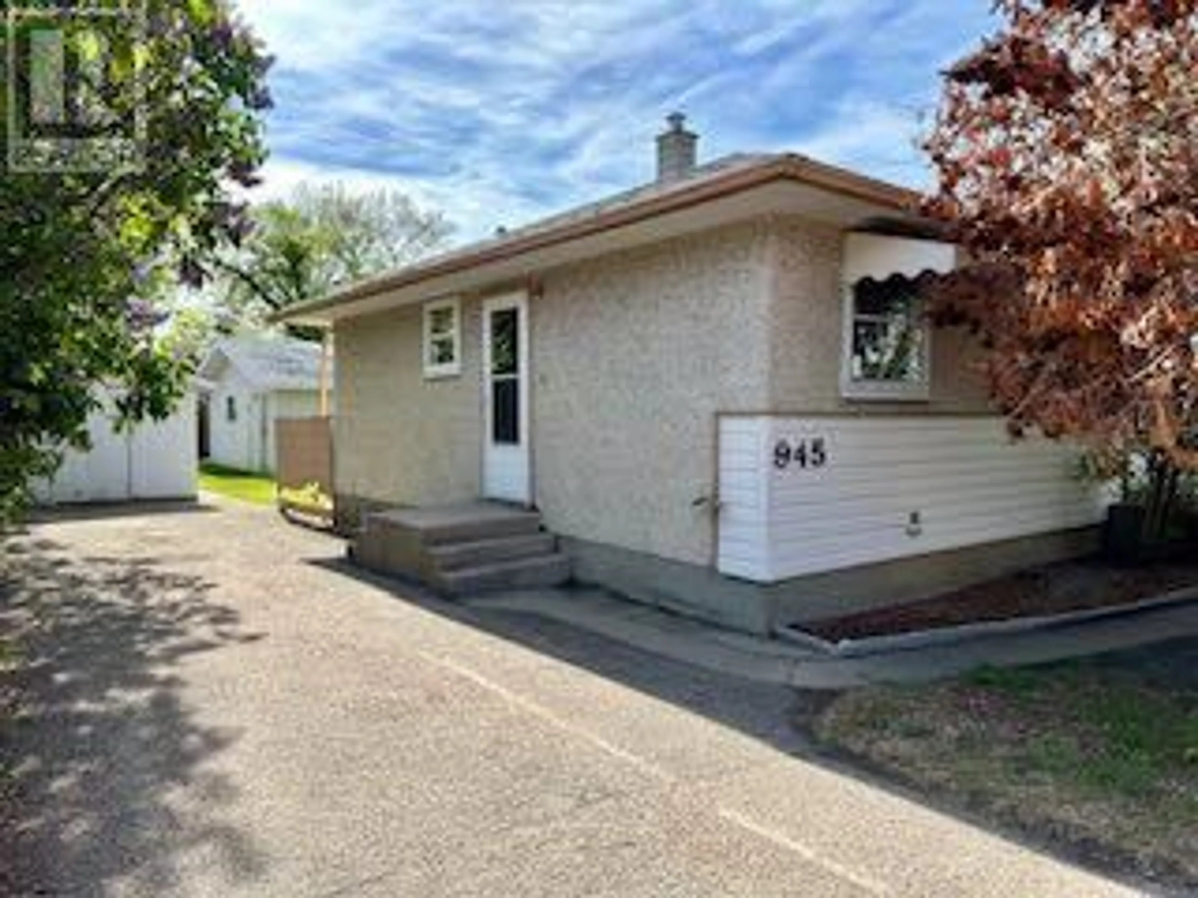 Frontside or backside of a home for 945 Parker Avenue NW, Medicine Hat Alberta T1A6W7