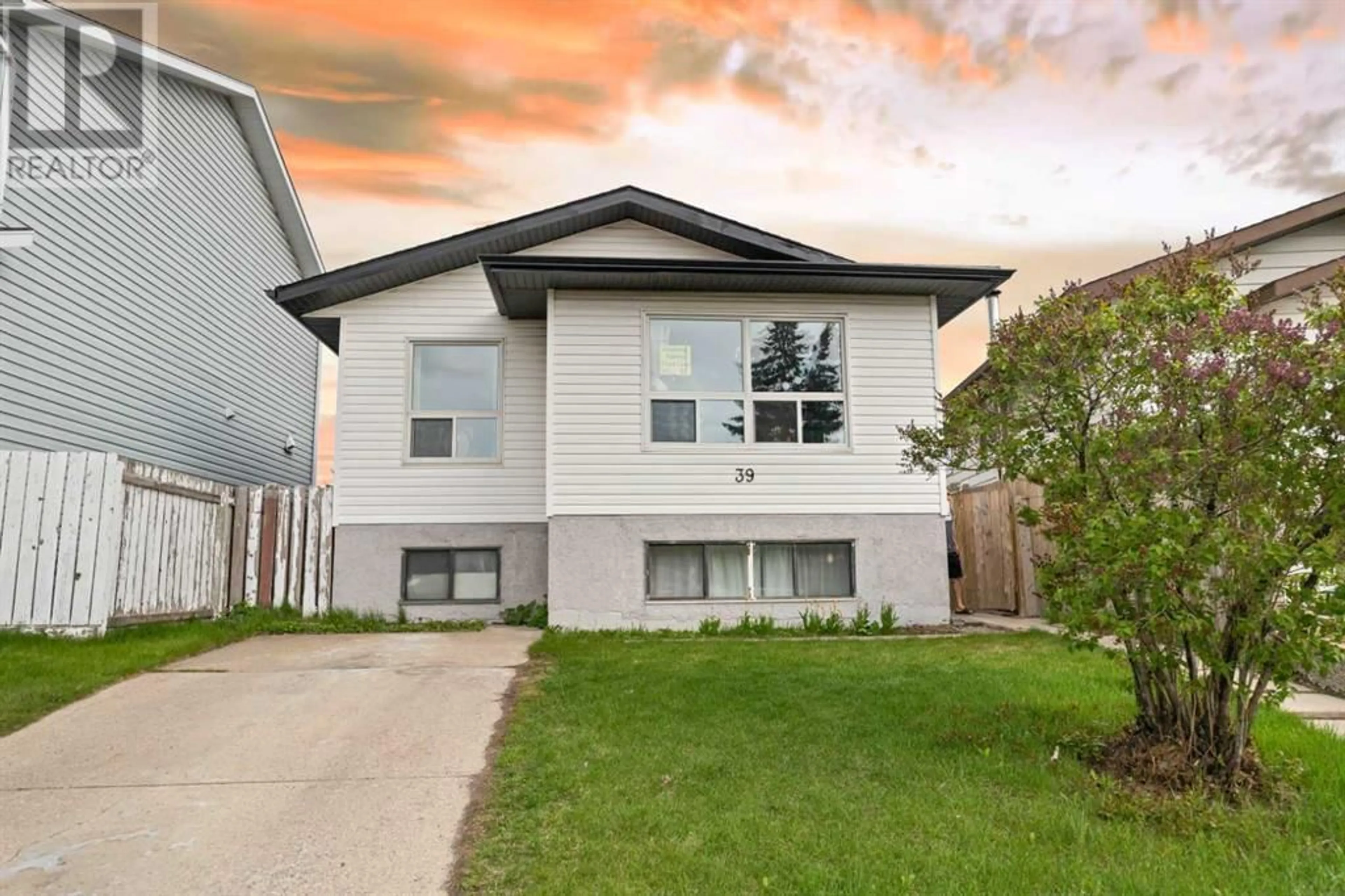 Frontside or backside of a home for 39 Whitworth Way NE, Calgary Alberta T1Y6B1