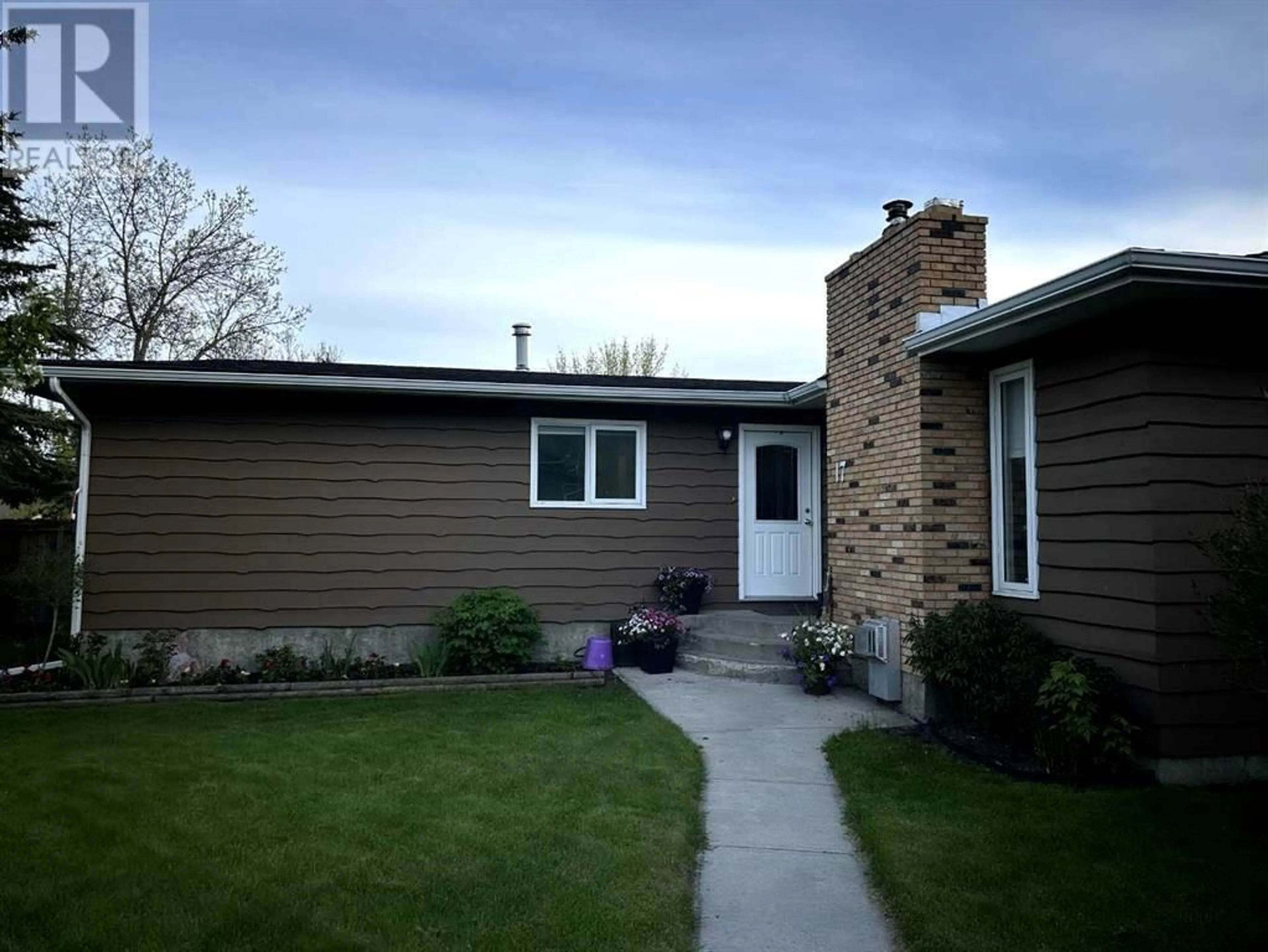 Frontside or backside of a home for 17 Pekisko Road SW, High River Alberta T1V1C6