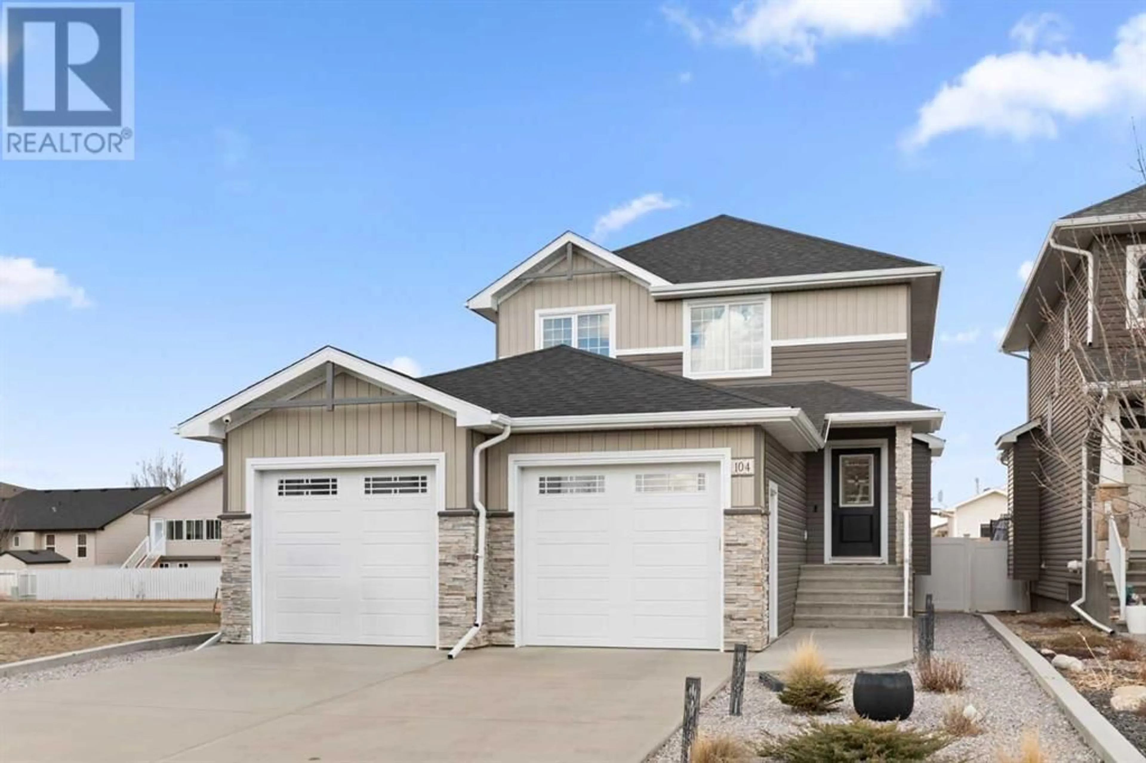 Home with vinyl exterior material, street for 104 HAMPTONS CRESCENT SOUTHEAST, Medicine Hat Alberta T1B0P5
