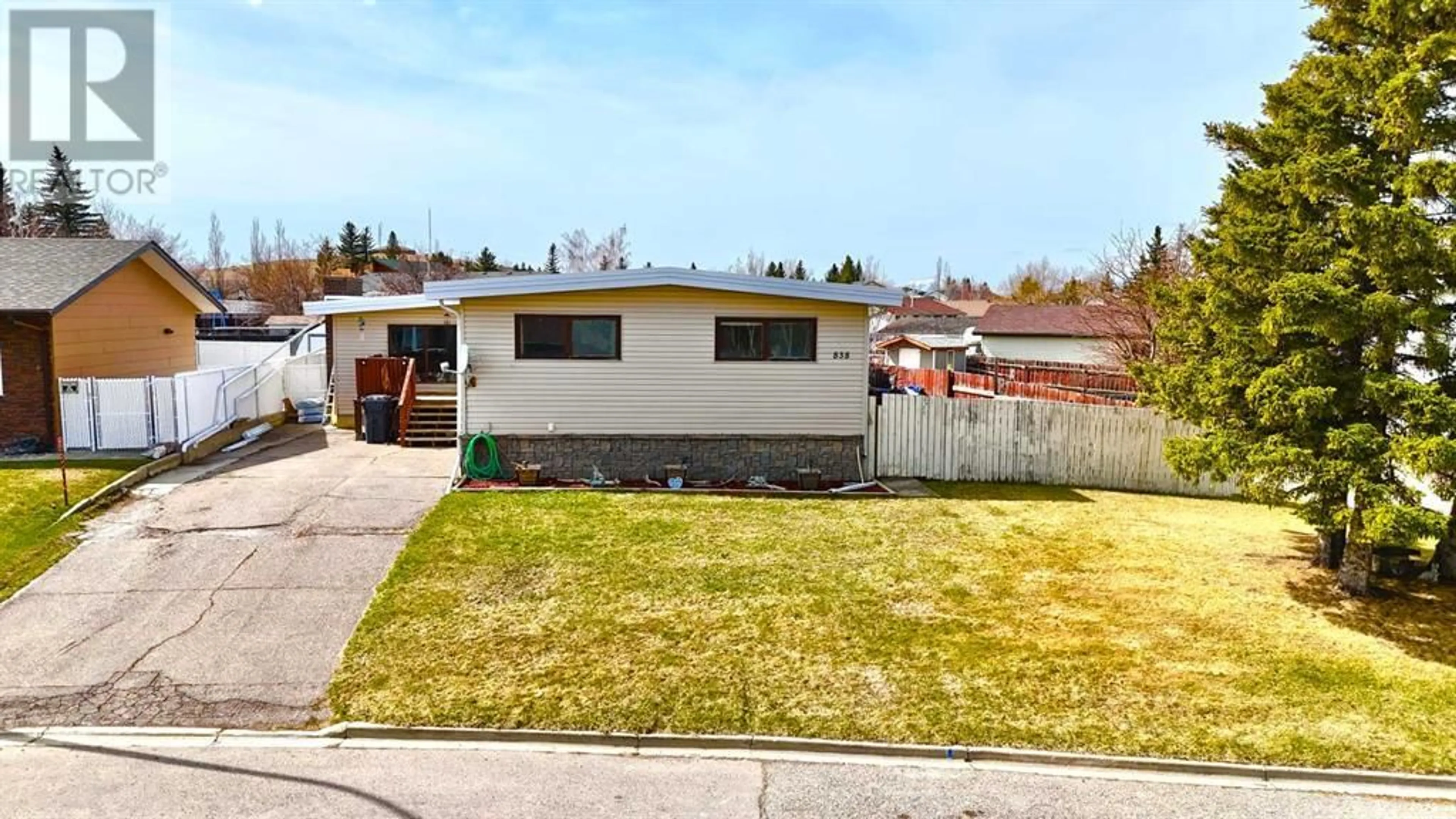 A pic from outside/outdoor area/front of a property/back of a property/a pic from drone, street for 838 EVERGREEN, Pincher Creek Alberta T0K1W0