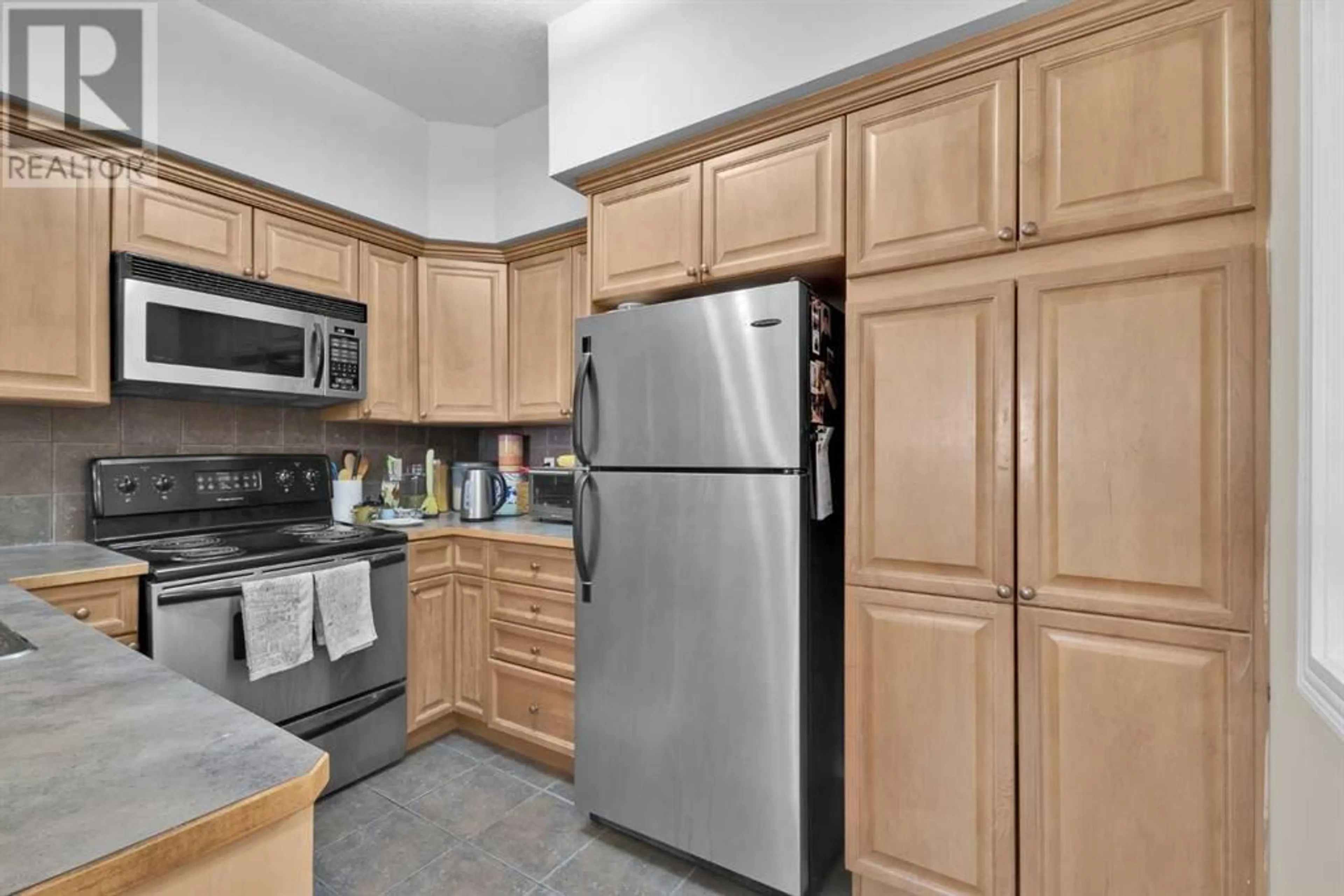 Standard kitchen, ceramic/tile floor for 1888 SIGNATURE PARK SOUTHWEST, Calgary Alberta T3H4Z1