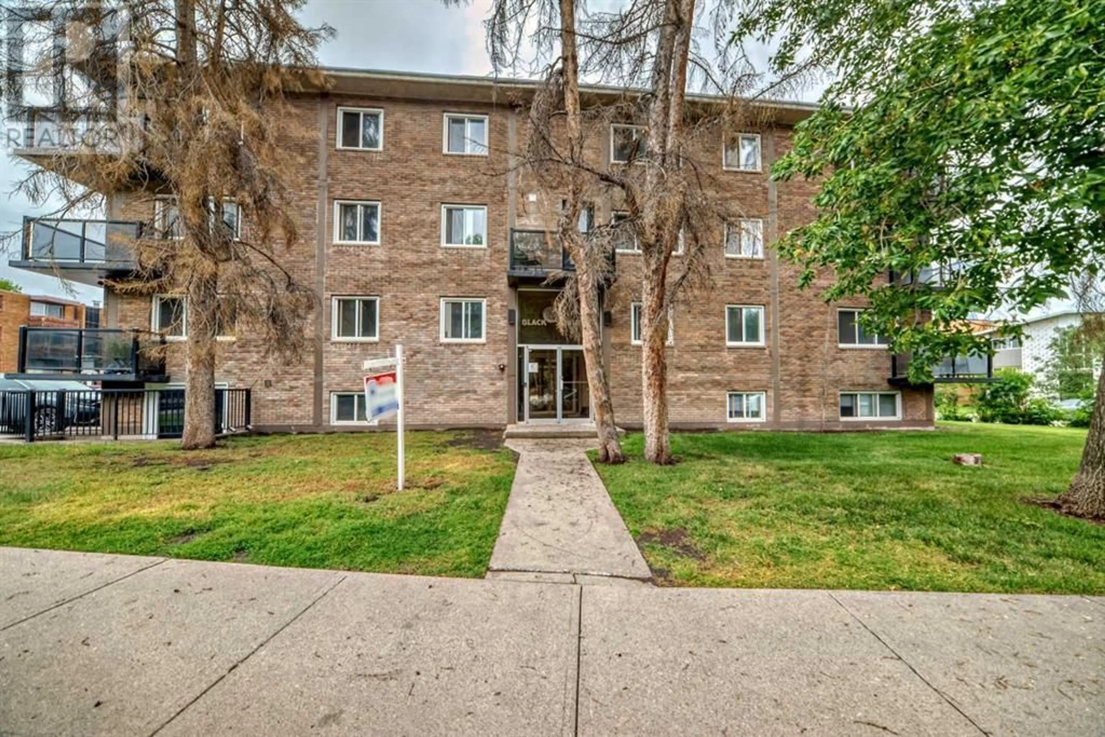 Patio, building for 1230 CAMERON AVENUE, Calgary Alberta T2T0K9