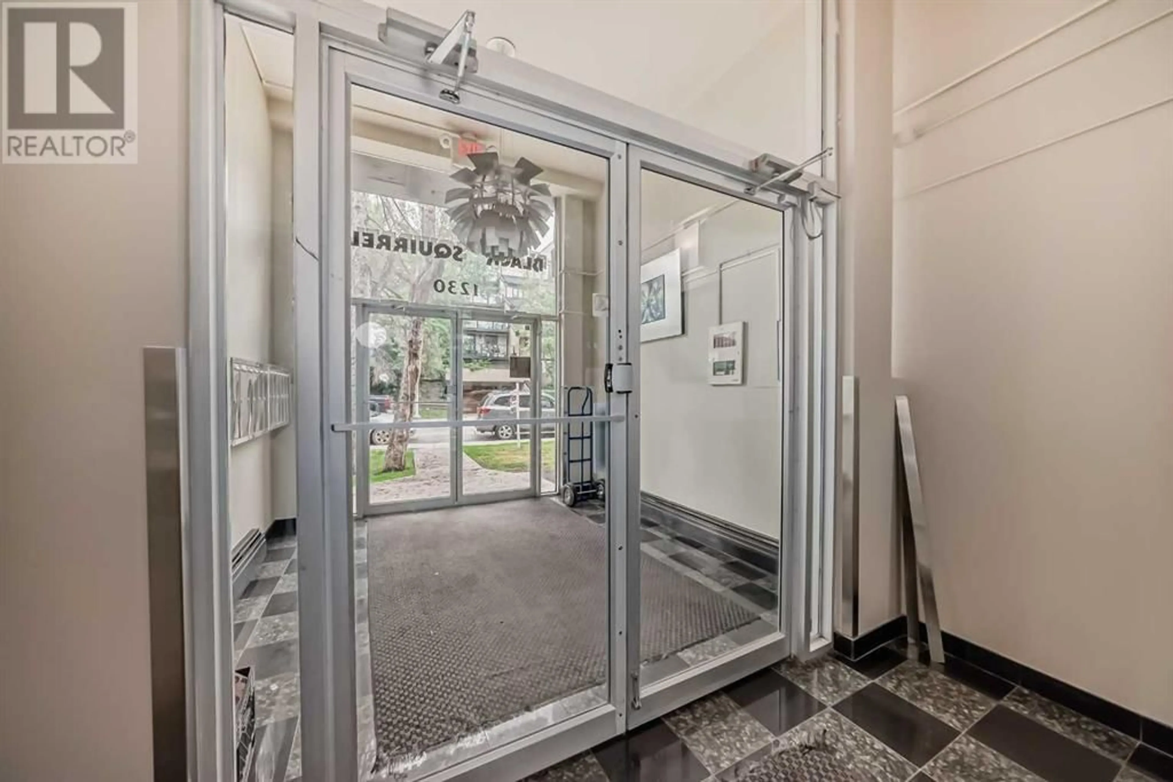 Indoor foyer for 1230 CAMERON AVENUE, Calgary Alberta T2T0K9