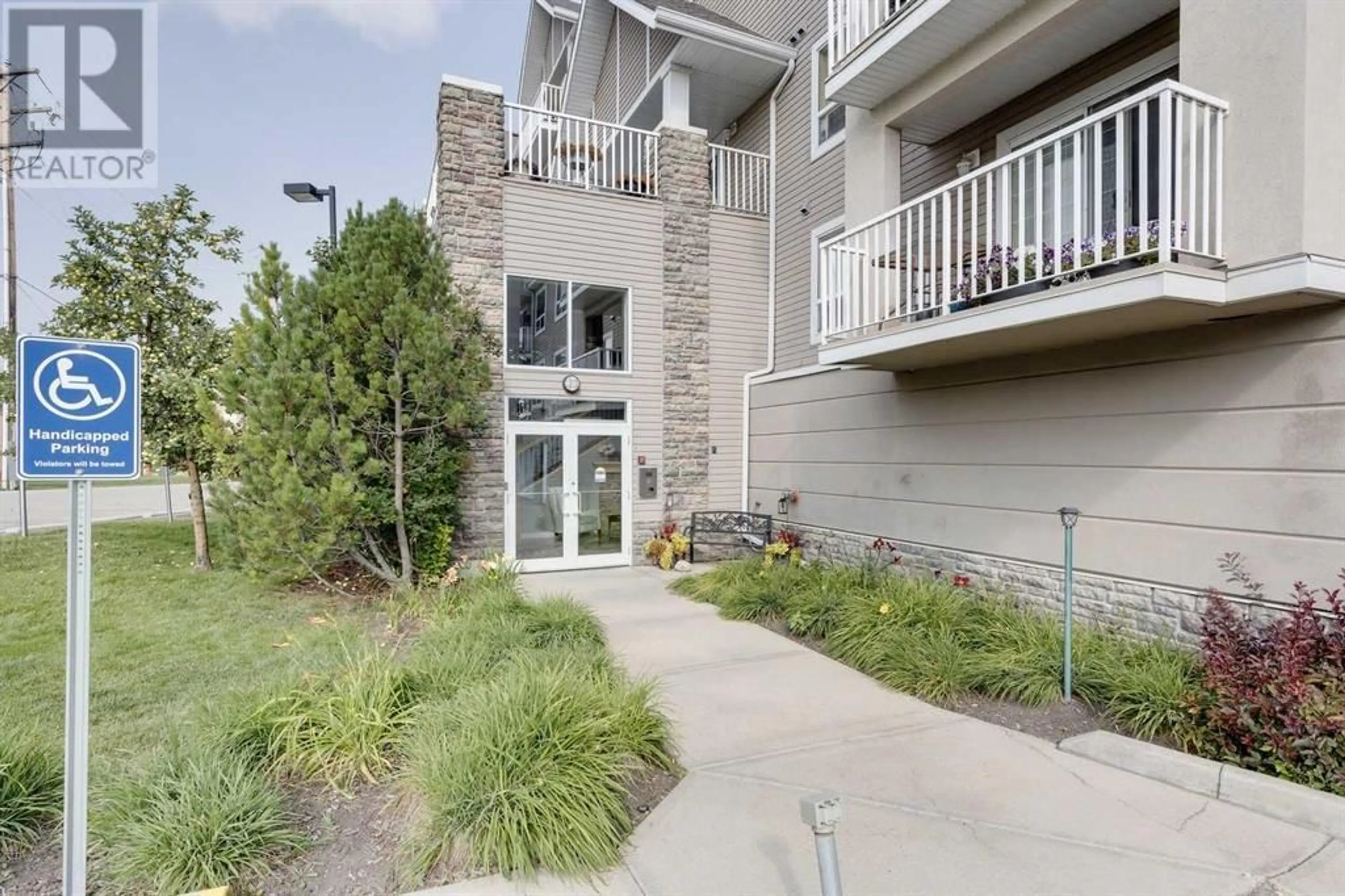 Patio, unknown for 128 CENTRE AVENUE, Cochrane Alberta T4C1Z4