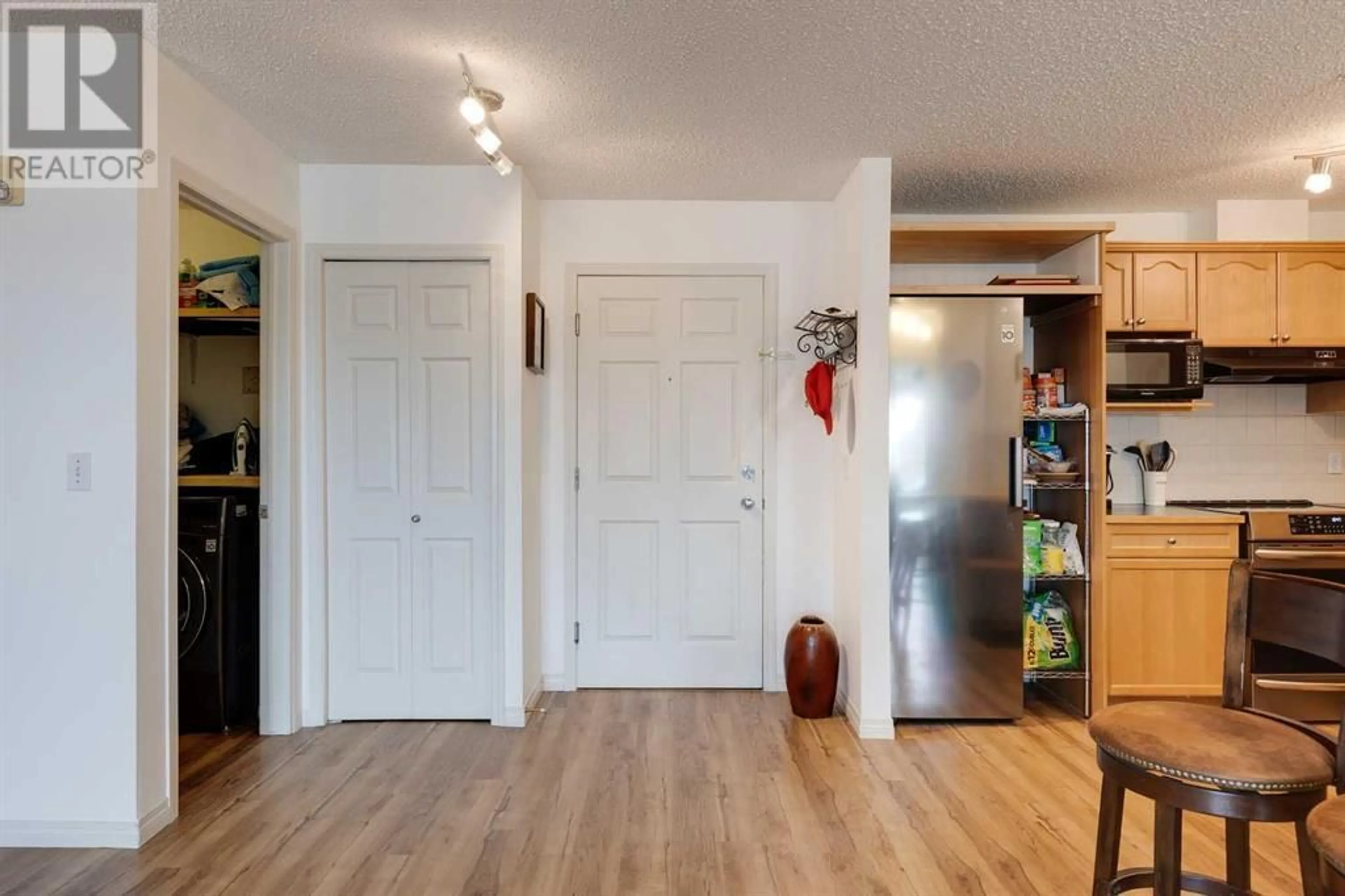 Indoor entryway for 128 CENTRE AVENUE, Cochrane Alberta T4C1Z4