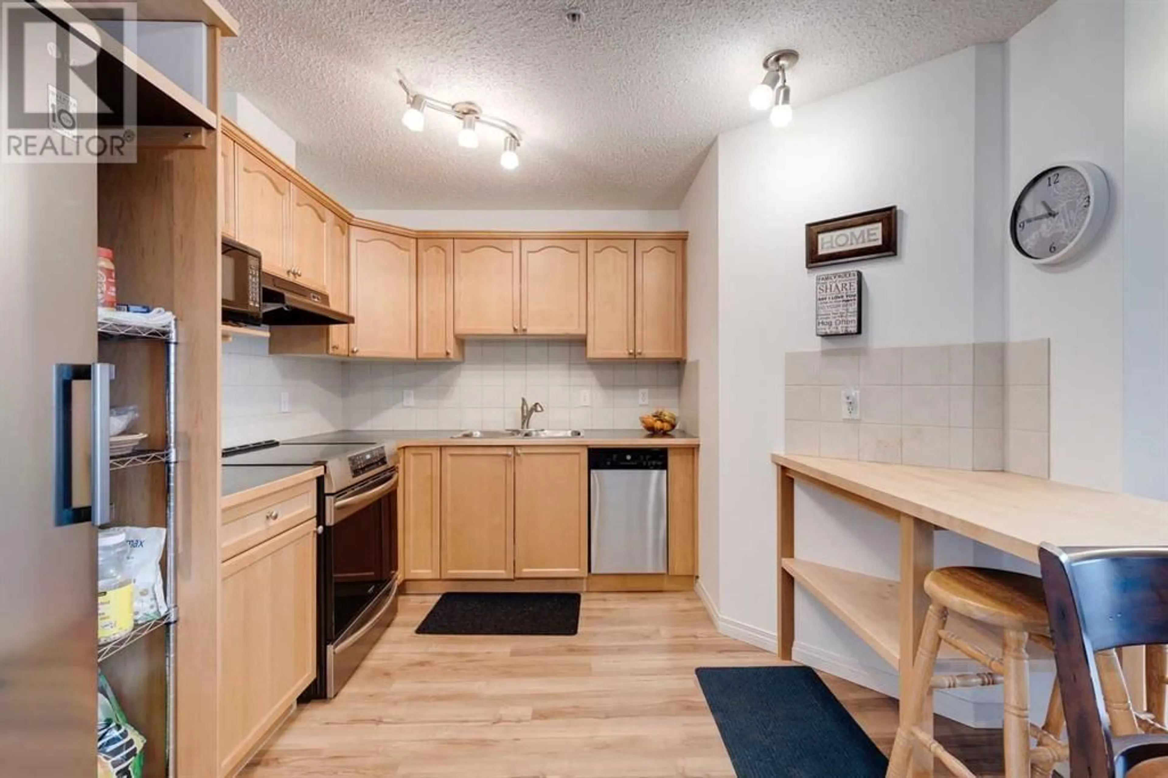 Standard kitchen, unknown for 128 CENTRE AVENUE, Cochrane Alberta T4C1Z4
