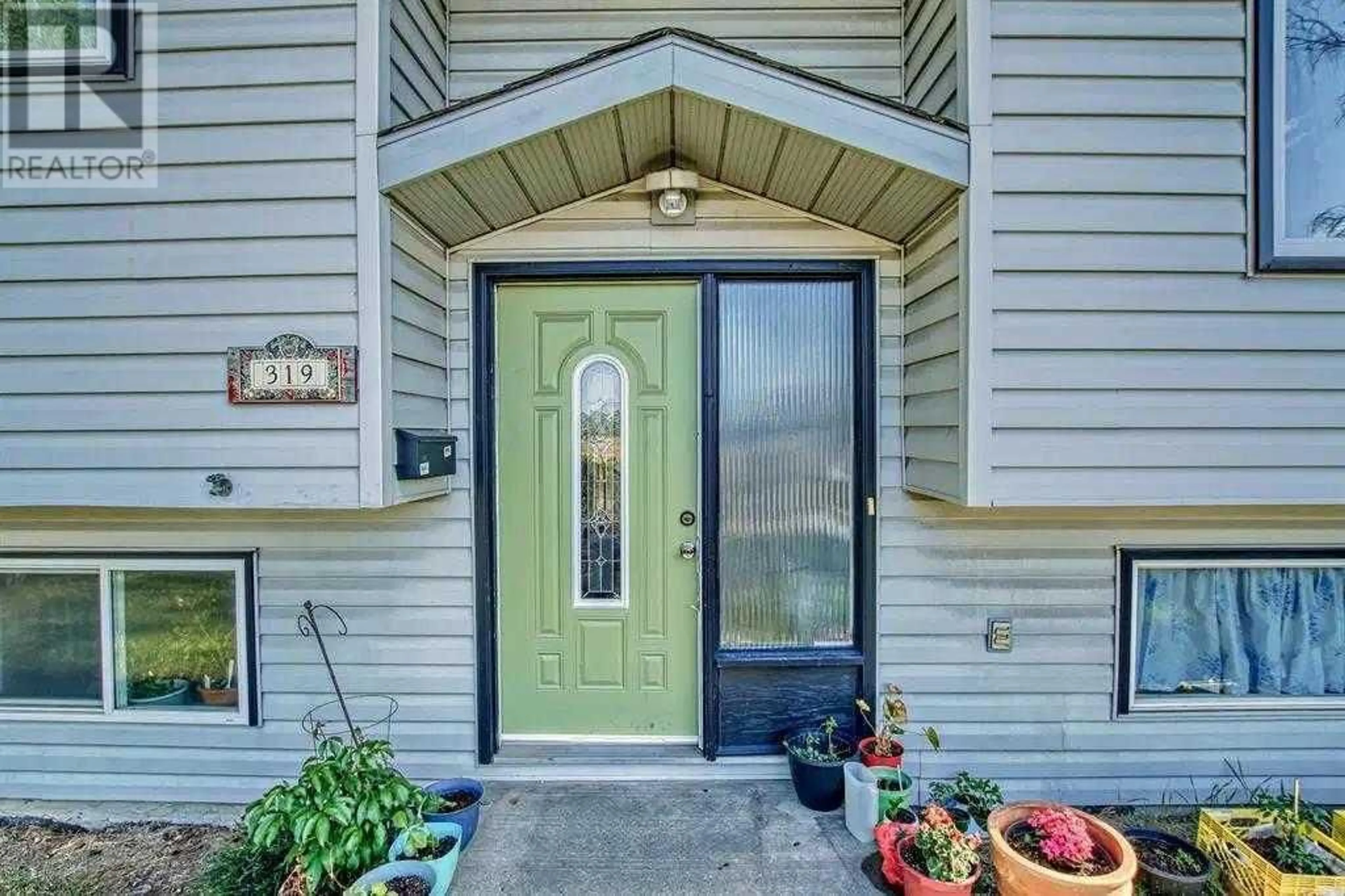 Indoor entryway for 319 MANORA DRIVE NORTHEAST, Calgary Alberta T2A4R2