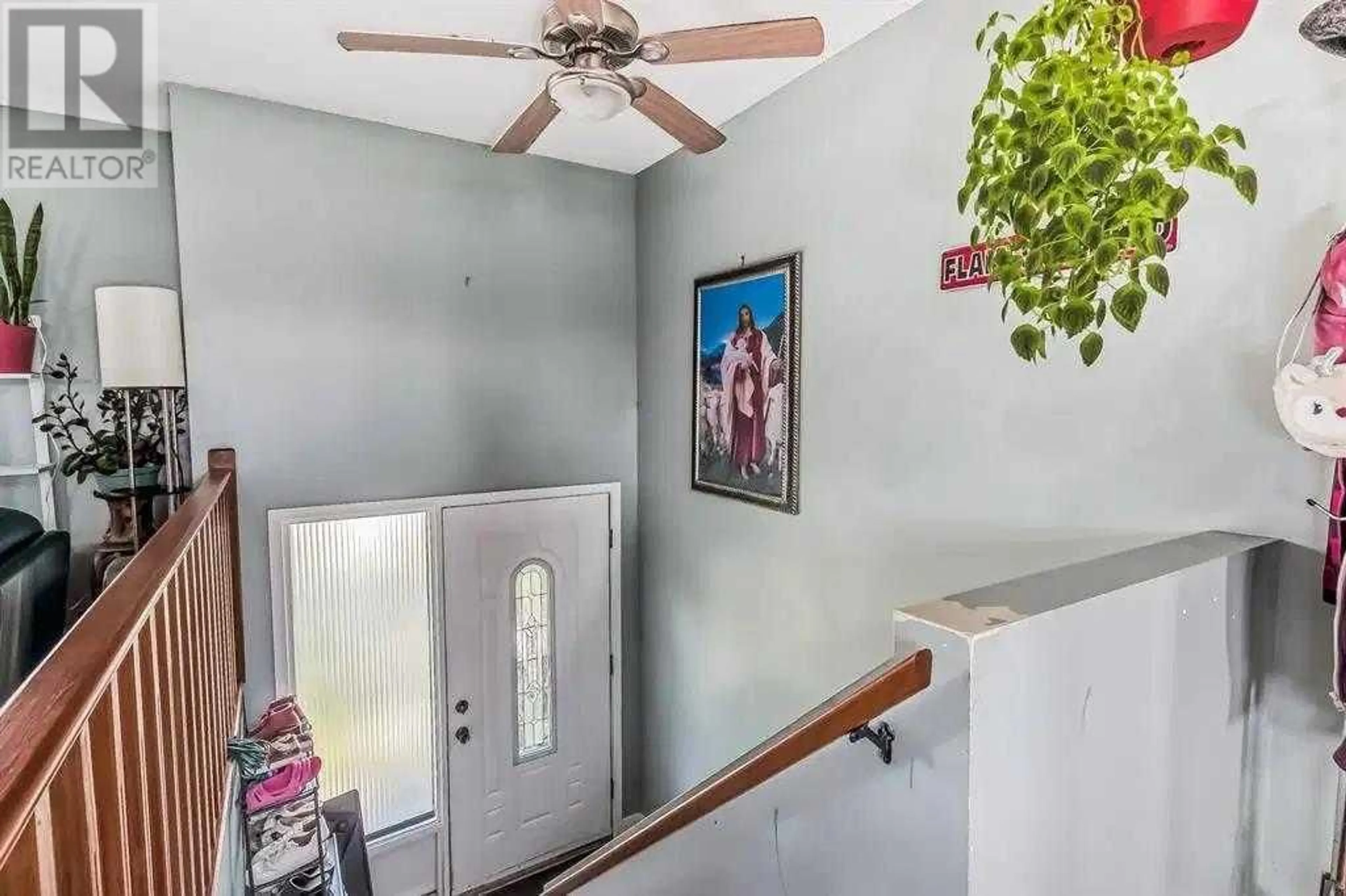 Indoor foyer for 319 MANORA DRIVE NORTHEAST, Calgary Alberta T2A4R2