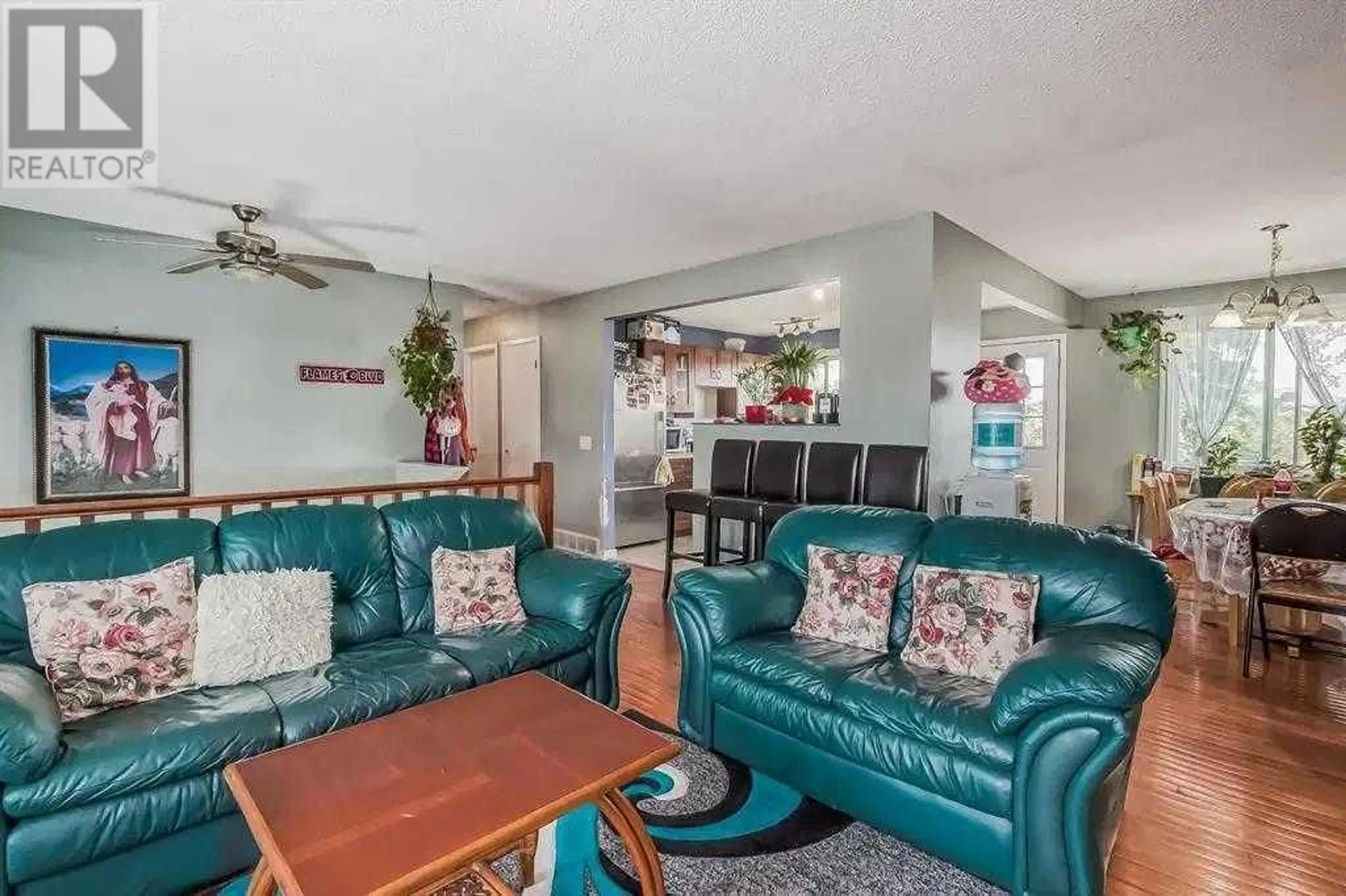 Living room with furniture, unknown for 319 MANORA DRIVE NORTHEAST, Calgary Alberta T2A4R2