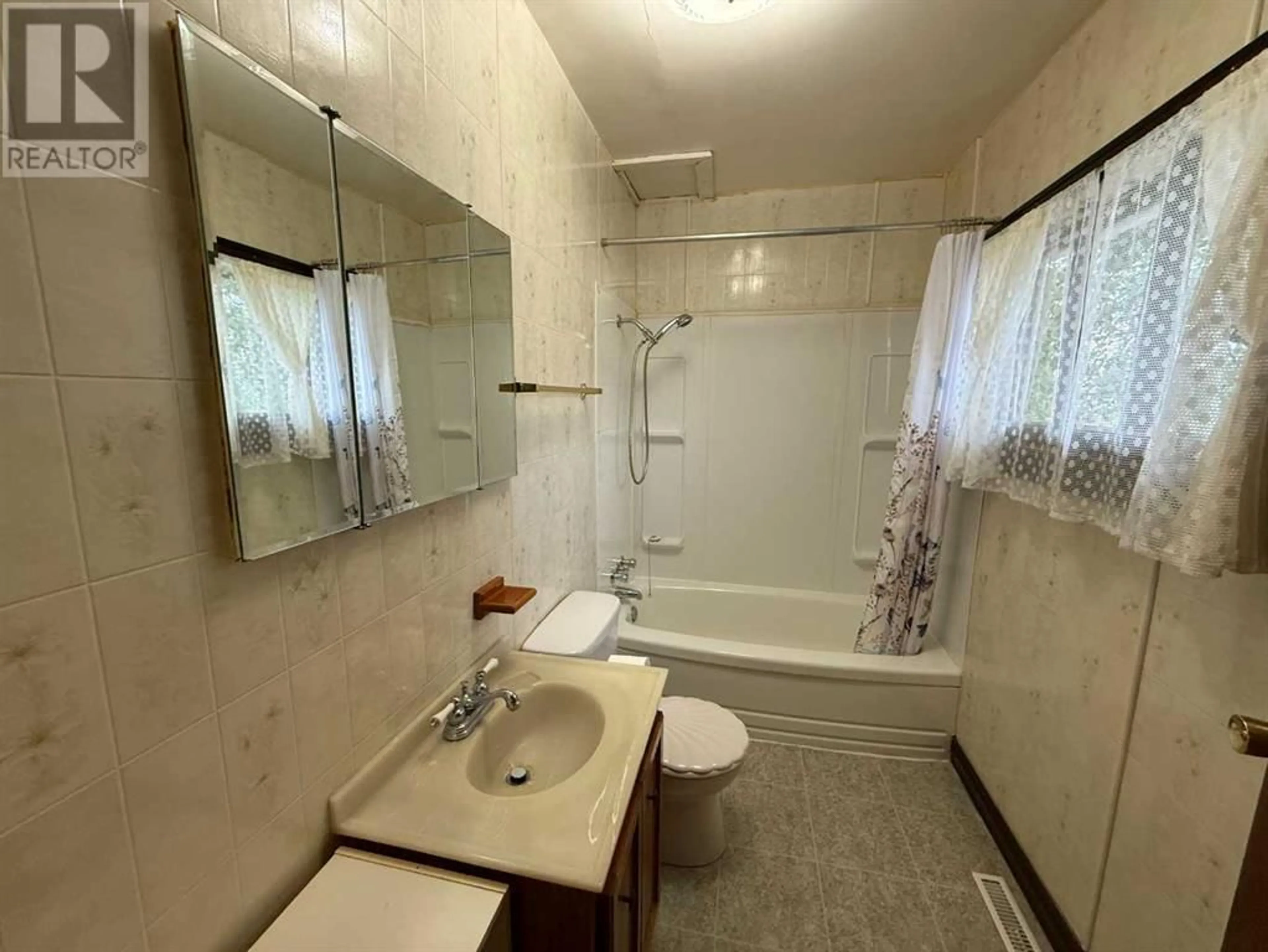Standard bathroom, unknown for 5130 50 AVENUE, Berwyn Alberta T0H0E0