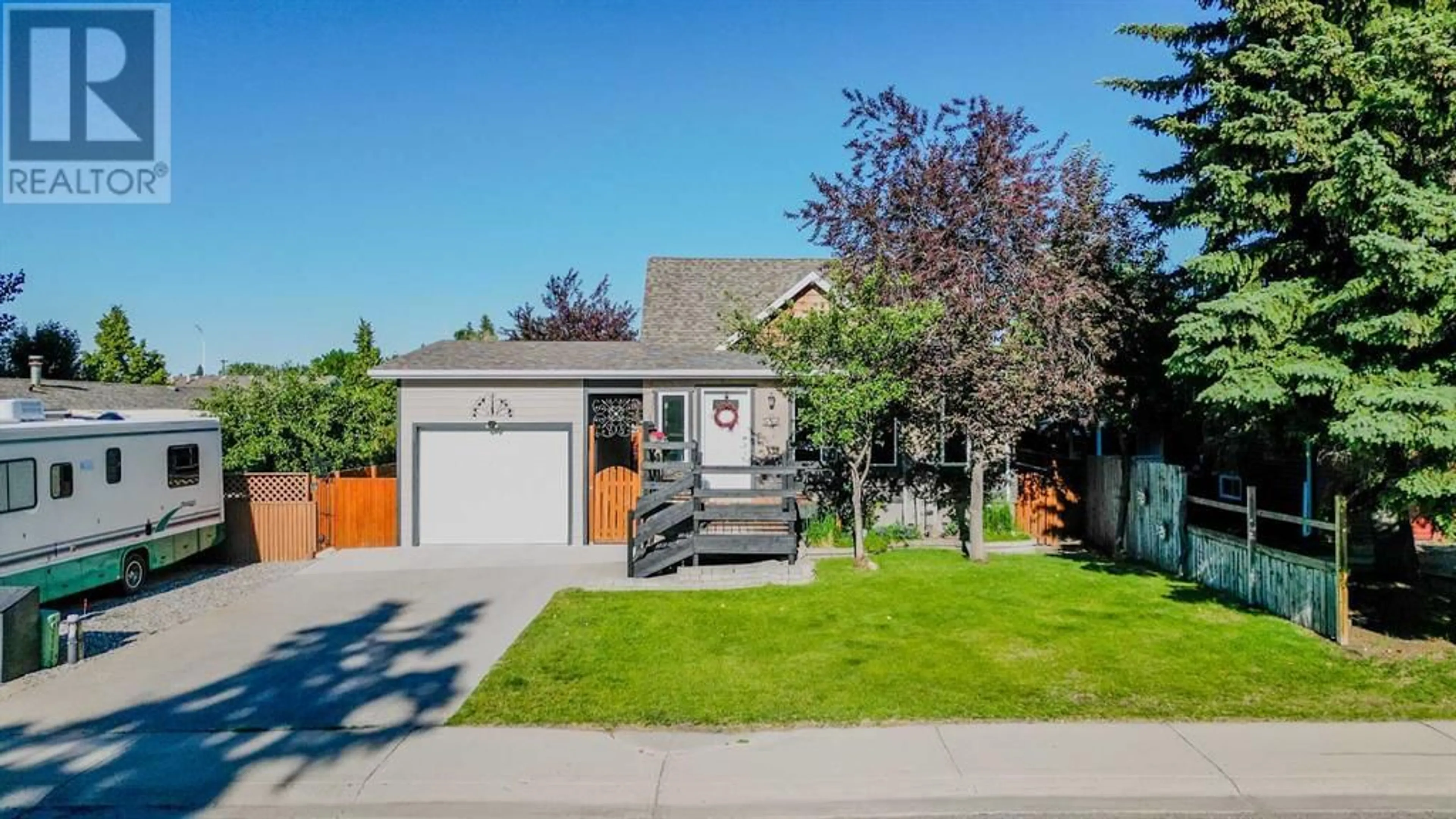 Home with vinyl exterior material, street for 854 3 STREET WEST, Cardston Alberta T0K0K0