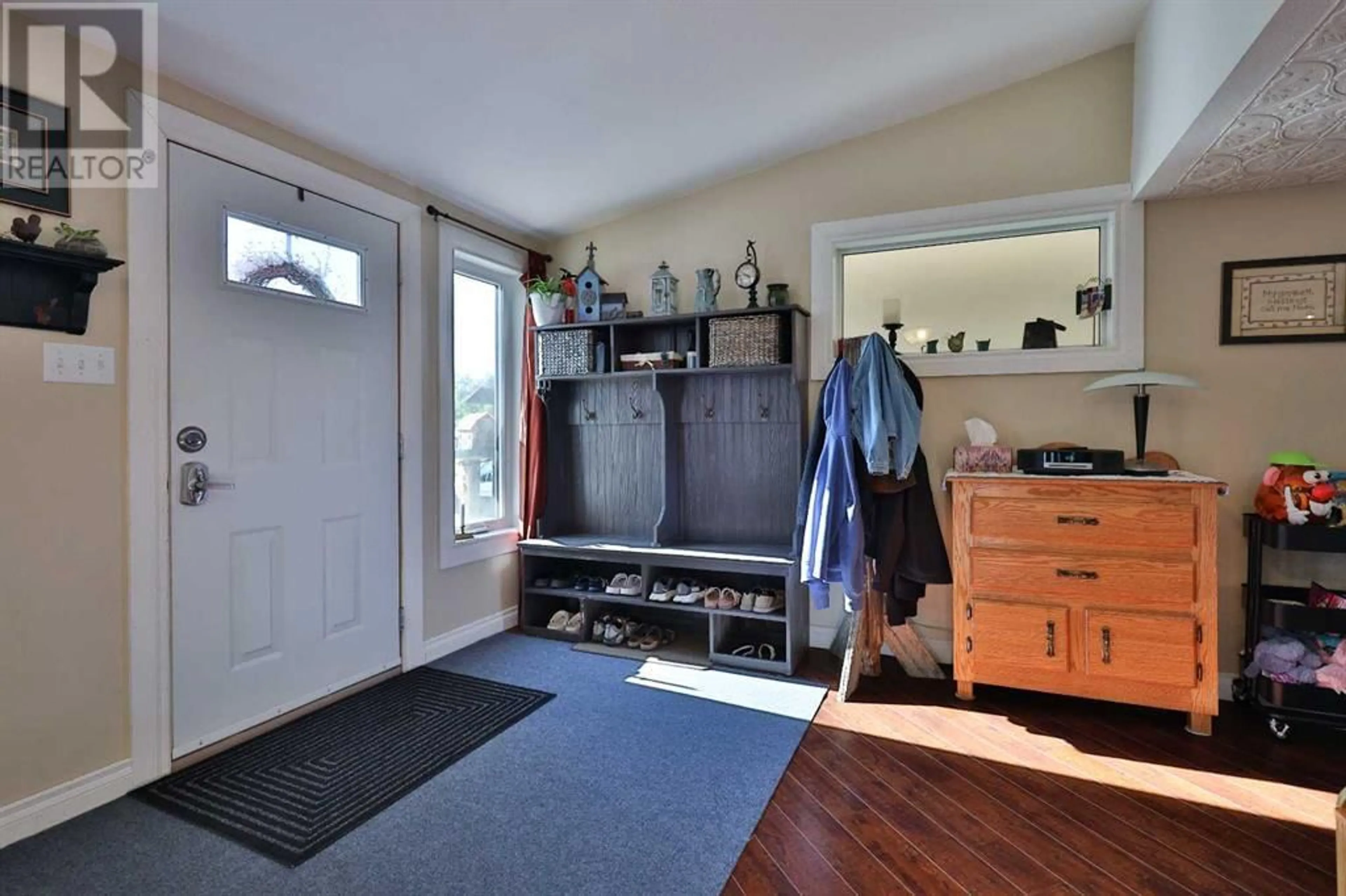 Indoor entryway for 854 3 STREET WEST, Cardston Alberta T0K0K0