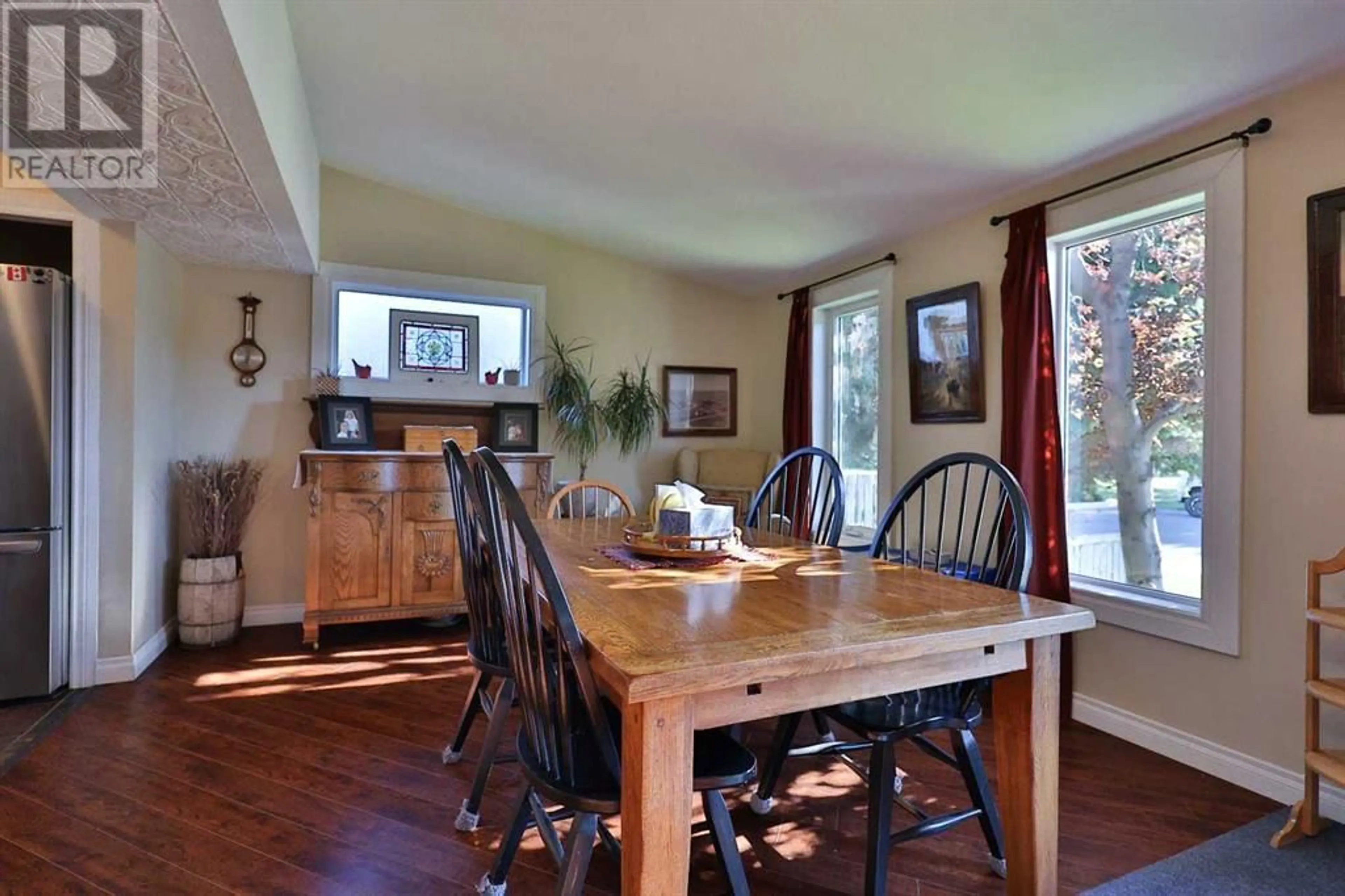 Dining room, wood/laminate floor for 854 3 STREET WEST, Cardston Alberta T0K0K0