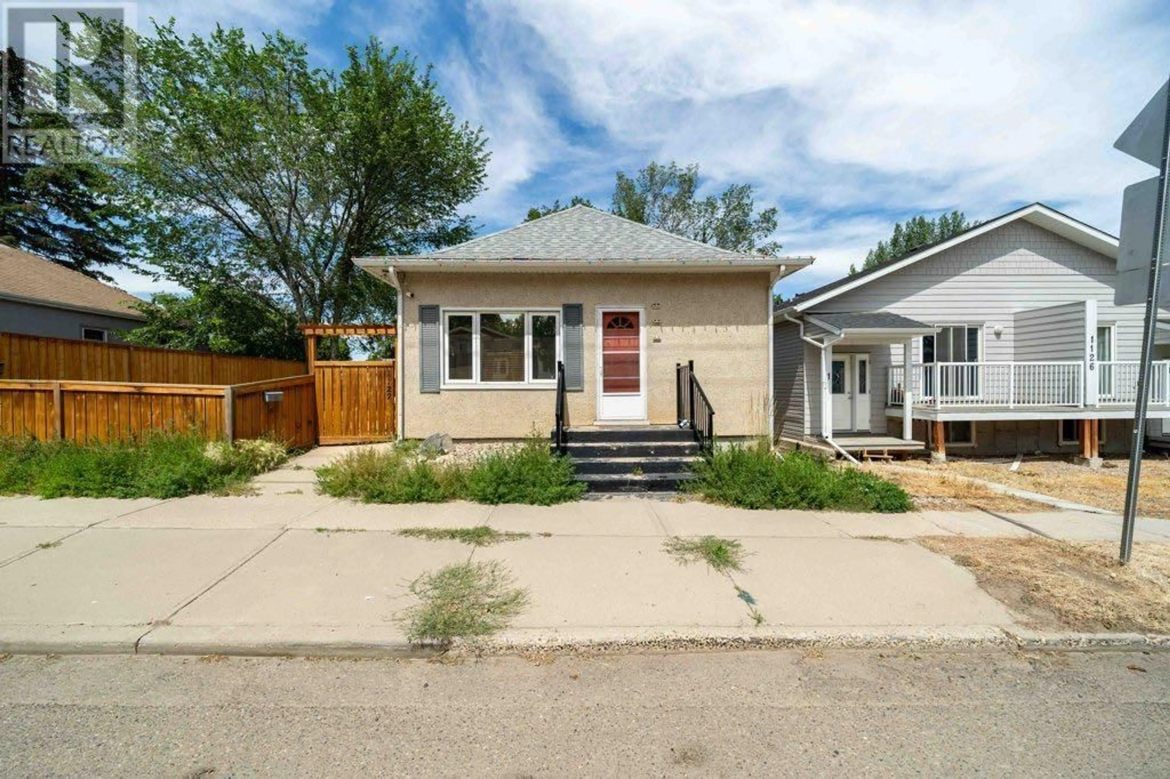 Home with vinyl exterior material, street for 1122 BRIDGE STREET SOUTHEAST, Medicine Hat Alberta T1A1E2