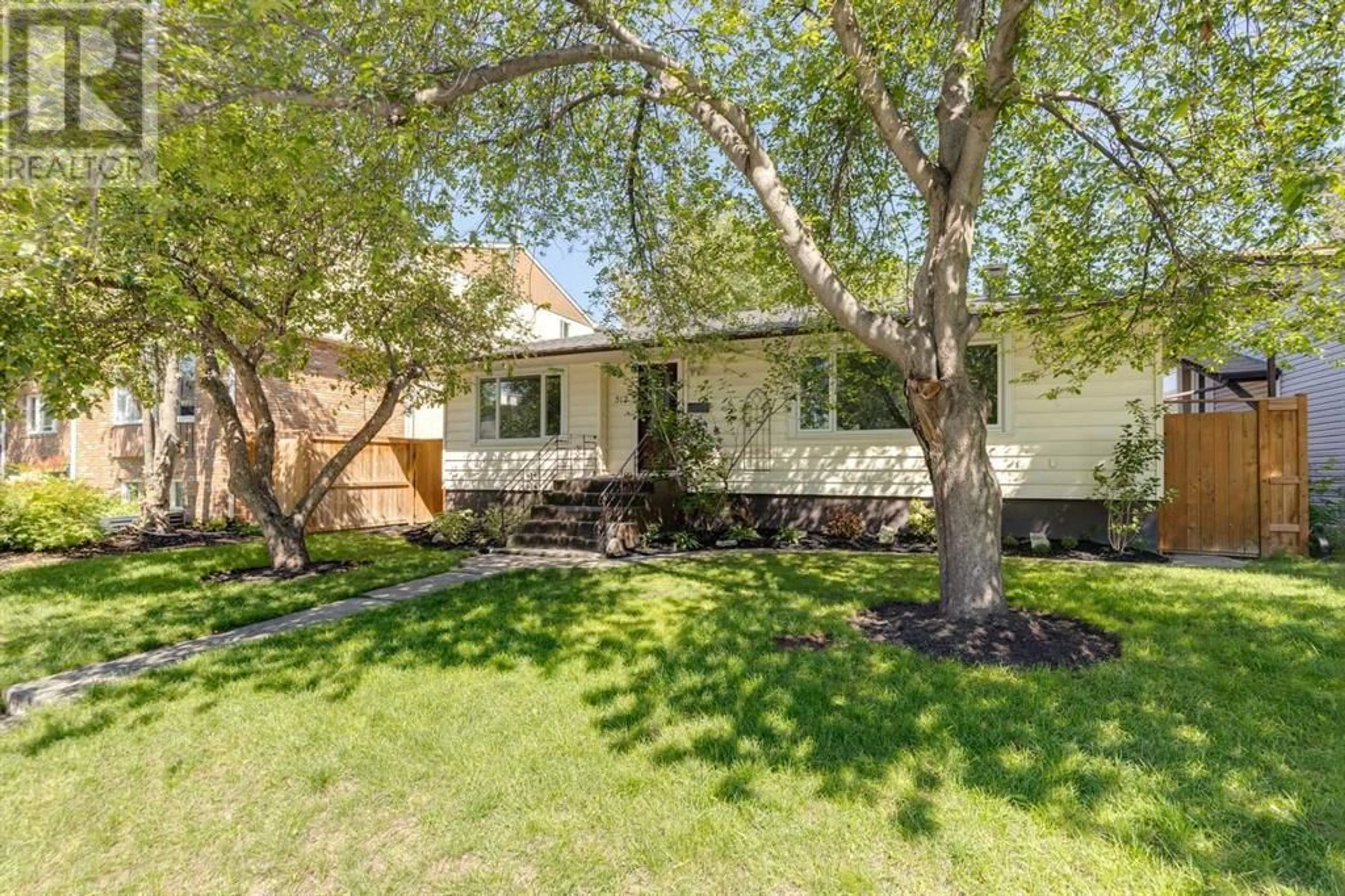 Home with vinyl exterior material, street for 512 21 AVENUE NORTHEAST, Calgary Alberta T2E1S8