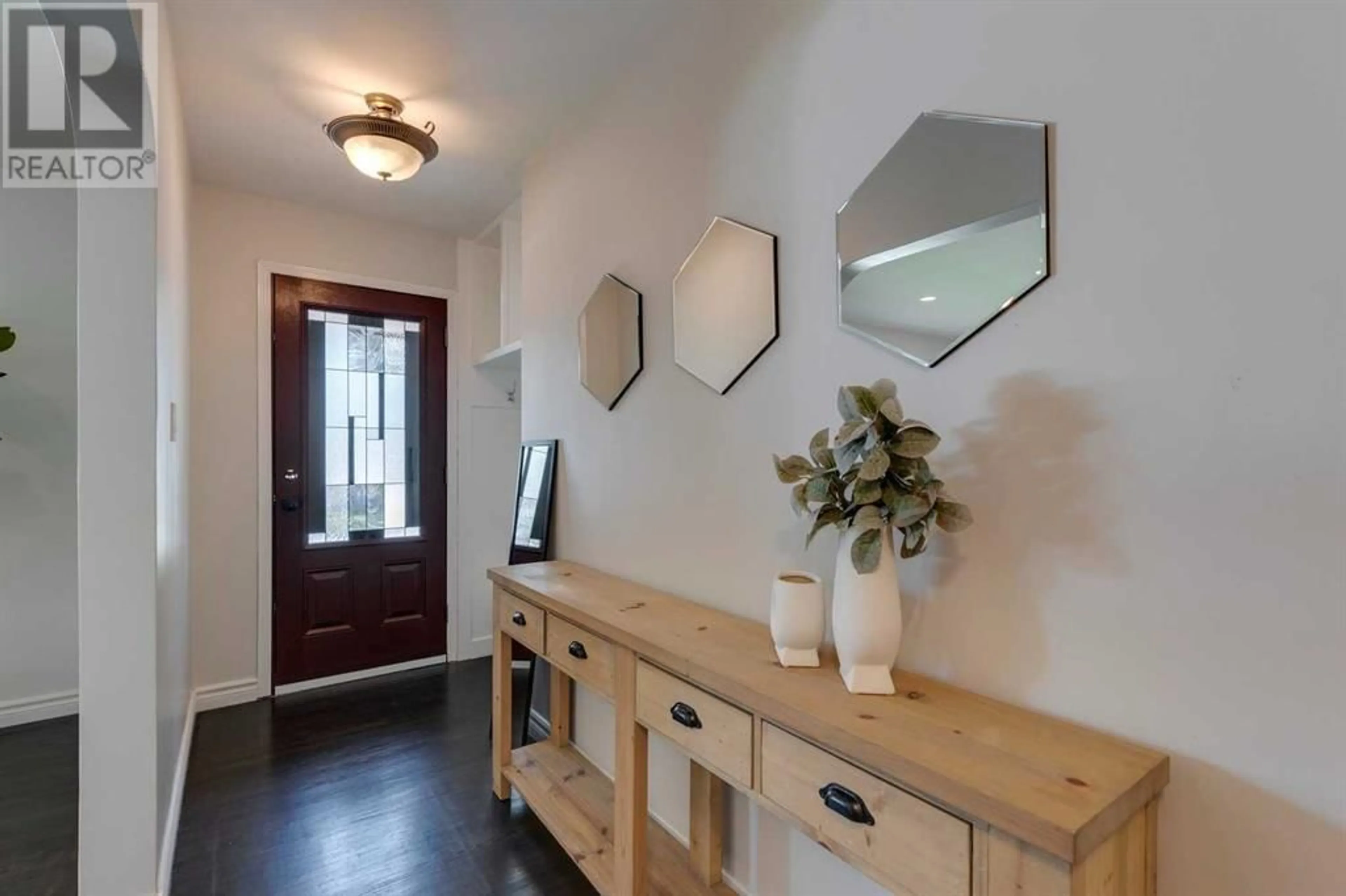 Indoor entryway for 512 21 AVENUE NORTHEAST, Calgary Alberta T2E1S8