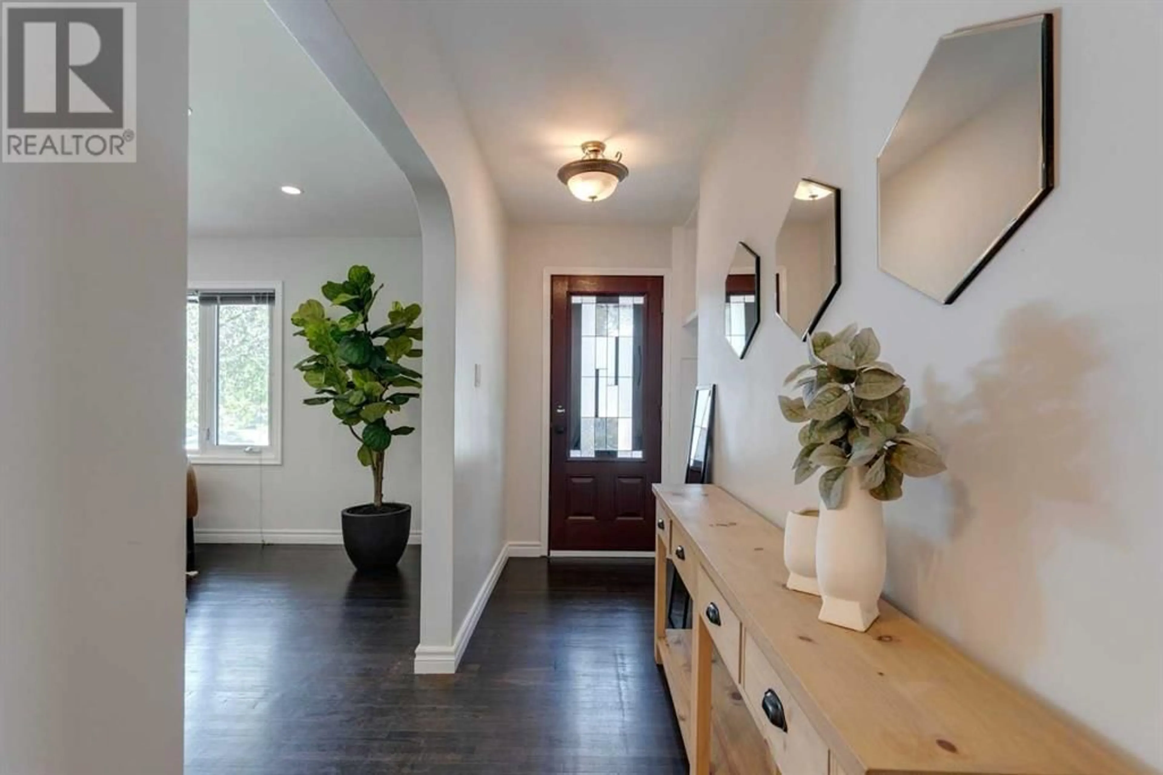 Indoor entryway for 512 21 AVENUE NORTHEAST, Calgary Alberta T2E1S8