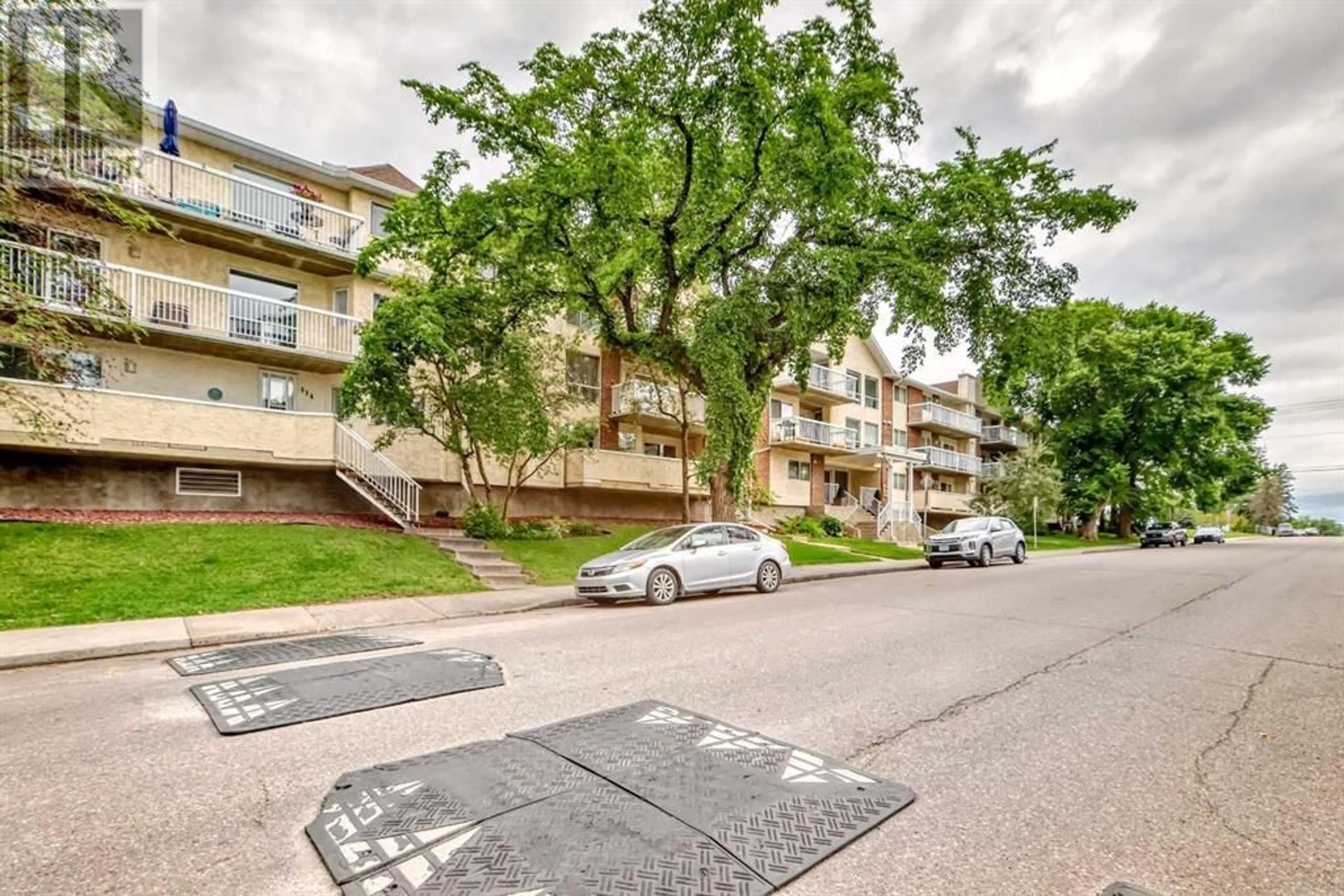 Parking for 2211 29 STREET SOUTHWEST, Calgary Alberta T3A2K1